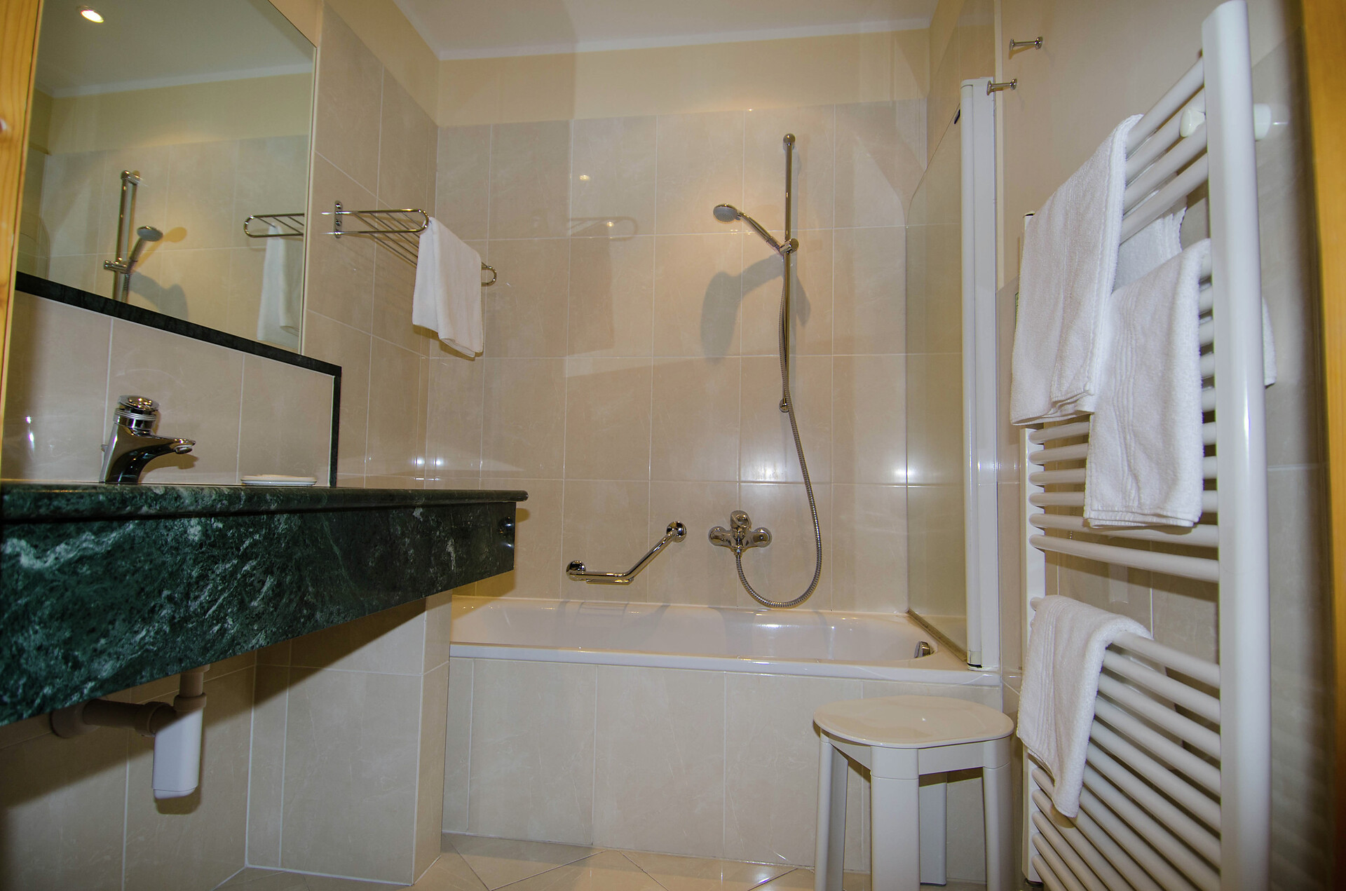 Room Double Room with lake view - #2 - Hotel Ansitz Kematen - Bolzano/Bozen and environs - suedtirol.info