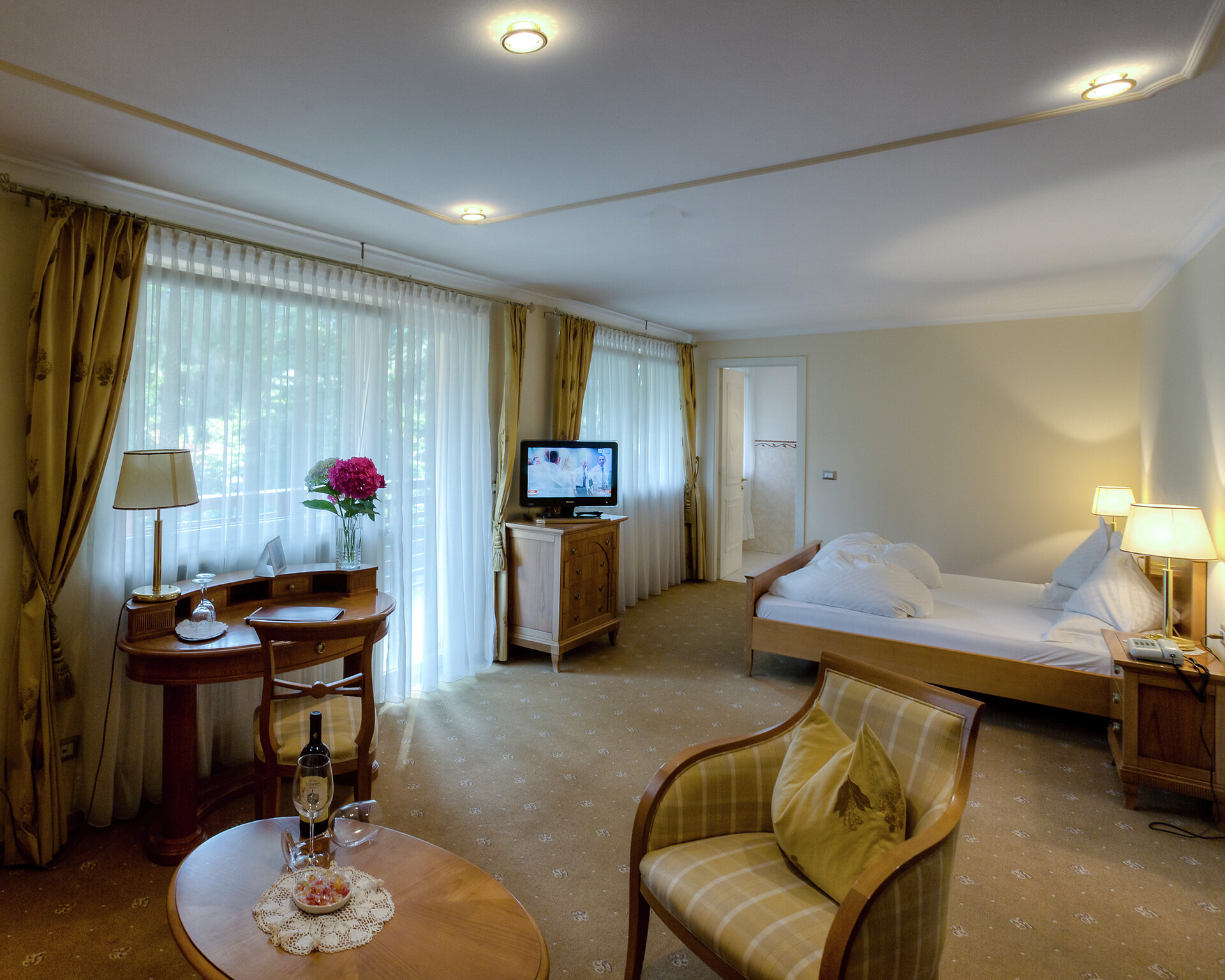 Room Suite east side - side Via Dante - #2 - Hotel Aster - Meran/Merano and environs - suedtirol.info