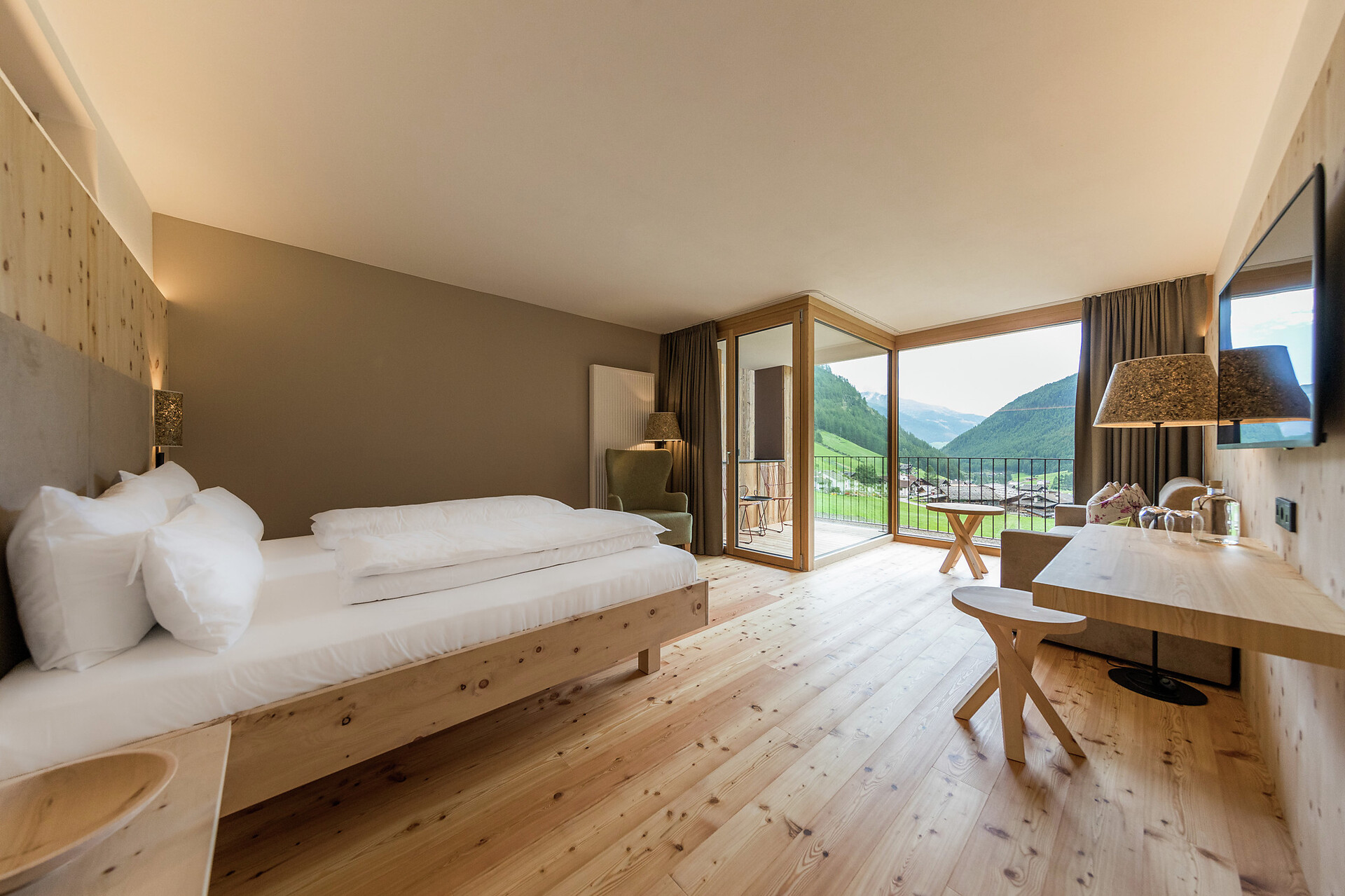 Zimmer Pinus superior "family" - #1 - Tonzhaus Hotel & Pizzeria - Vinschgau - suedtirol.info