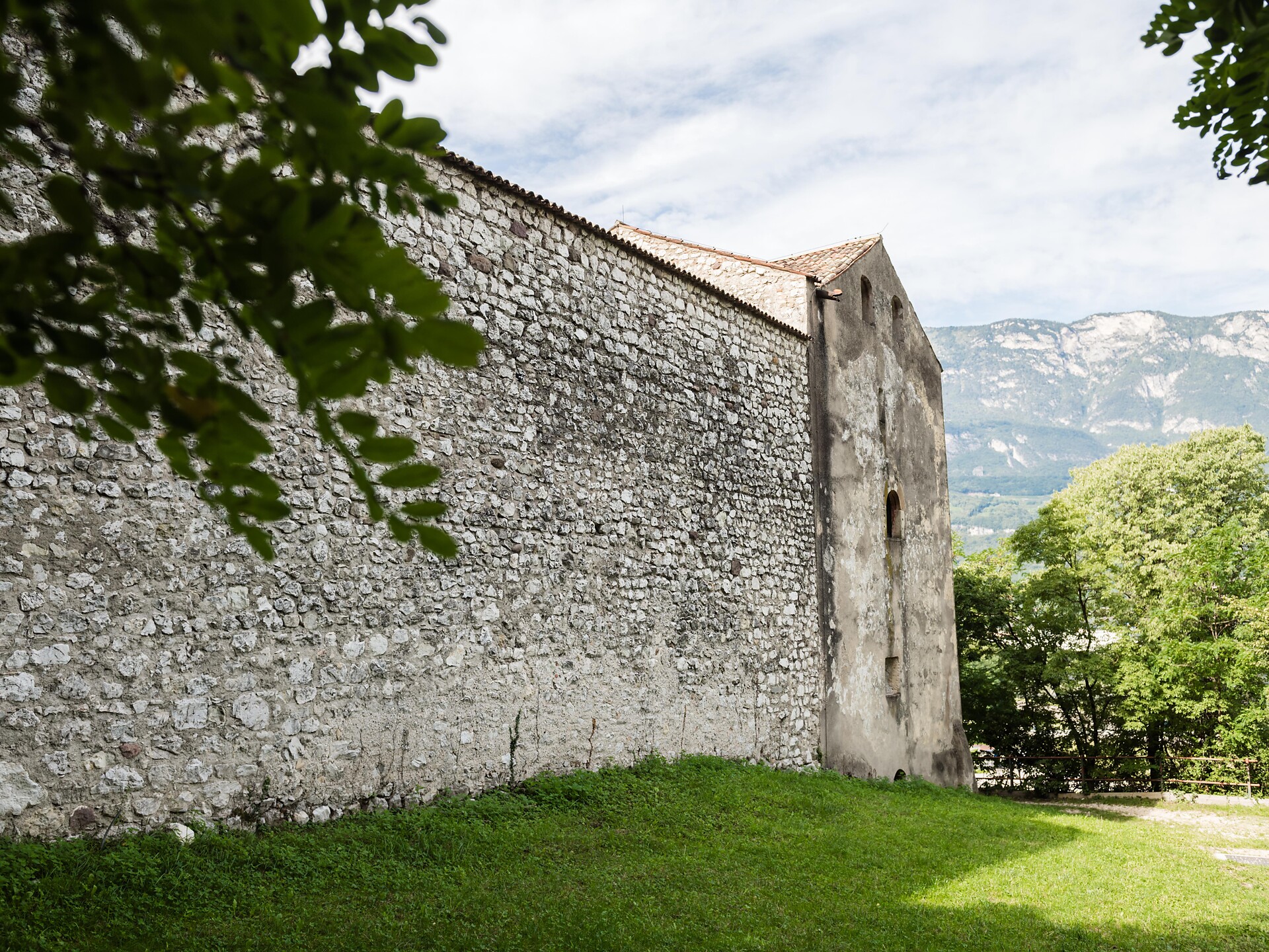 Alpine Straße der Romanik: Das Hospiz St. Florian und seine Vergangenheit Neumarkt 1 suedtirol.info