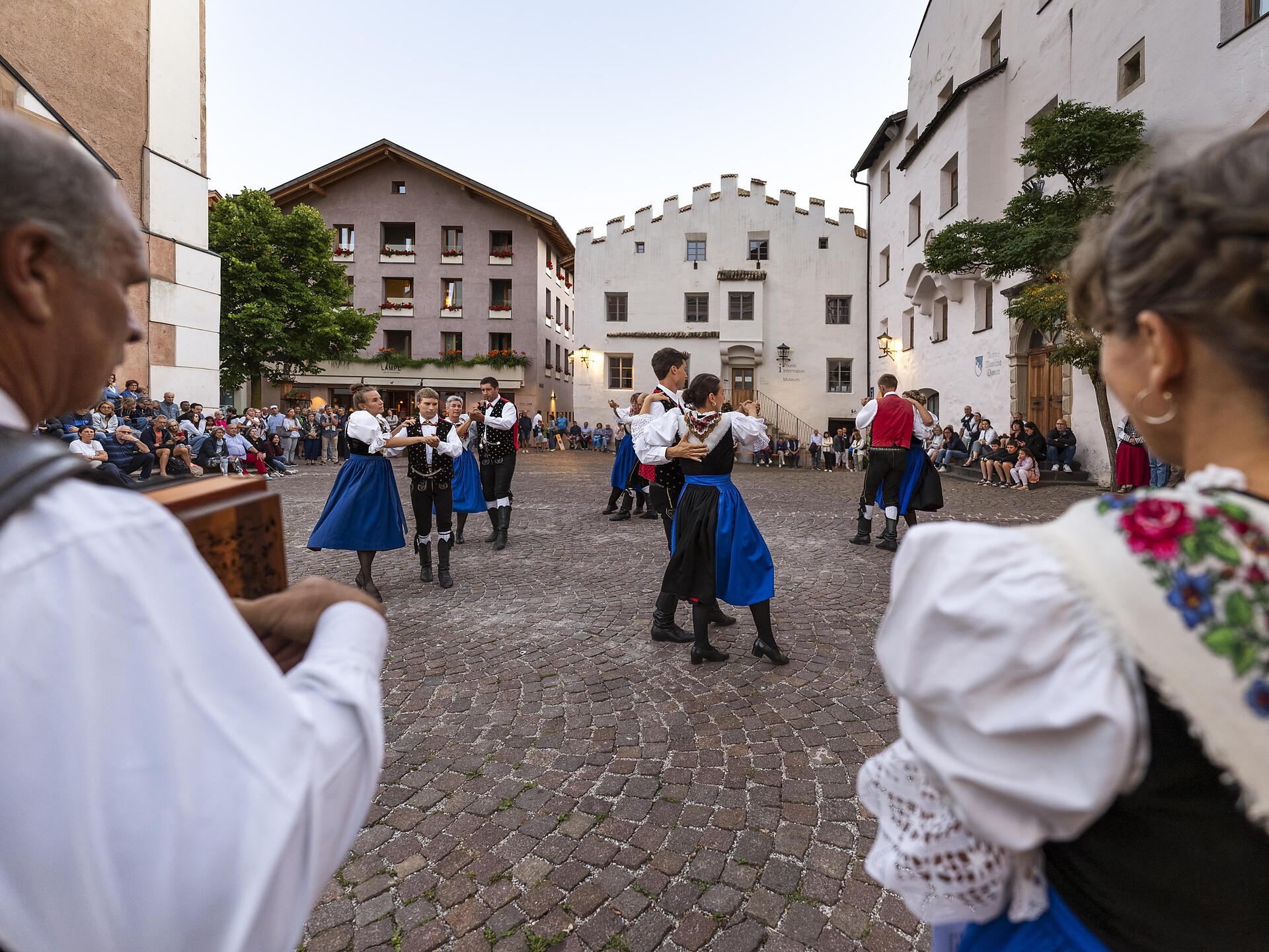 Performance by the Kastelruth folk dance group - Dolomites Region Seiser Alm - #1 - suedtirol.info
