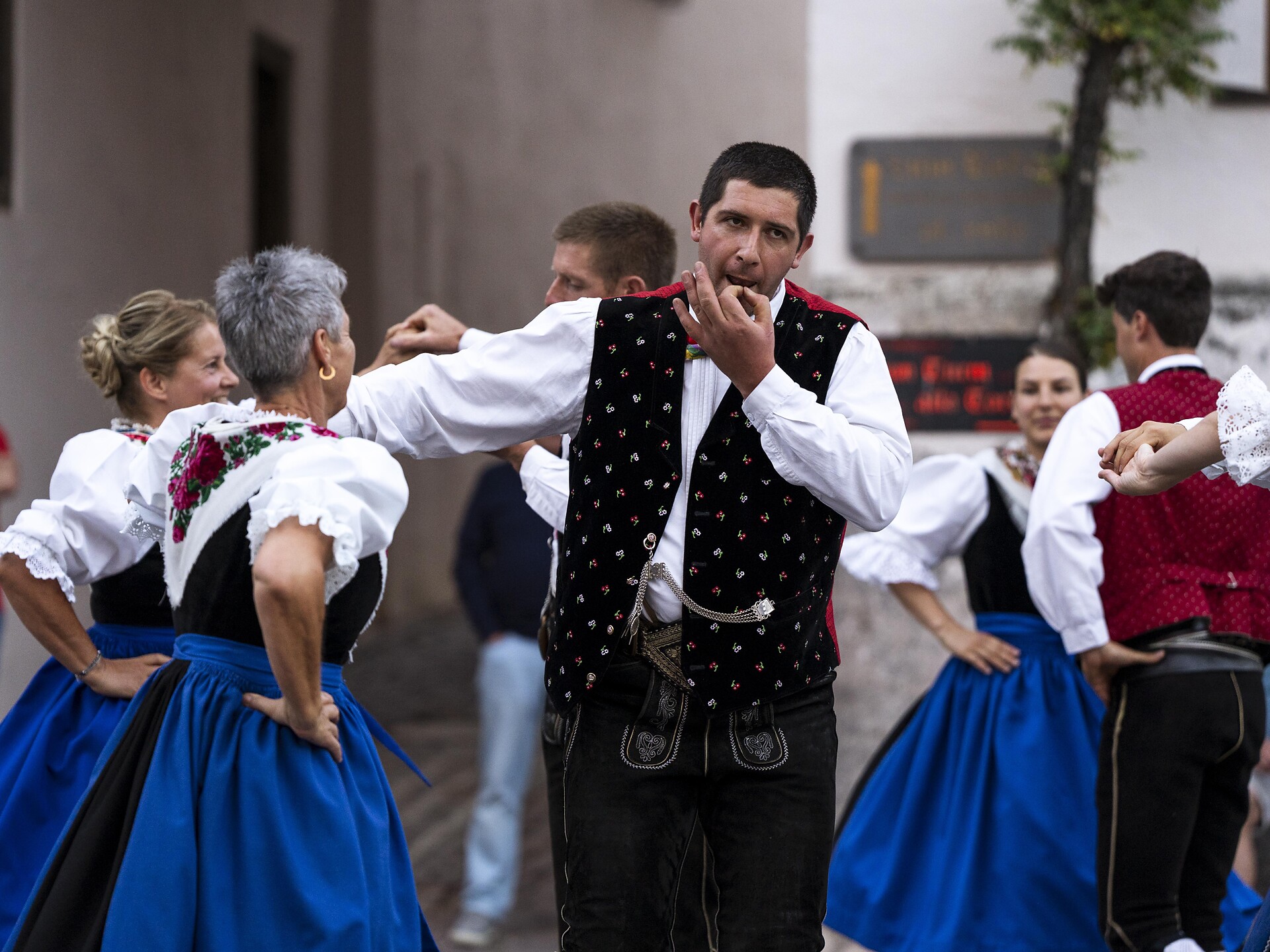 Performance by the Kastelruth folk dance group - Dolomites Region Seiser Alm - #2 - suedtirol.info