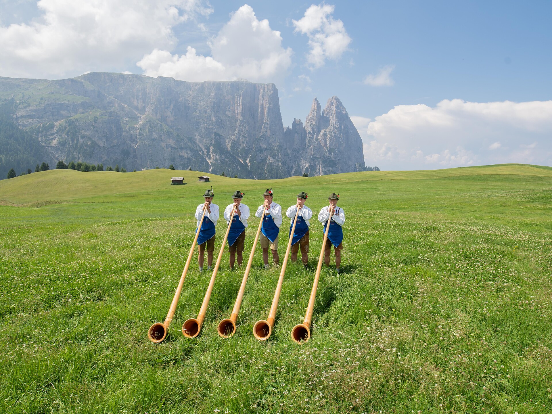 Auftritt der Alphornbläser bei der Edlweiss Hütte - Dolomitenregion Seiser Alm - #1 - suedtirol.info
