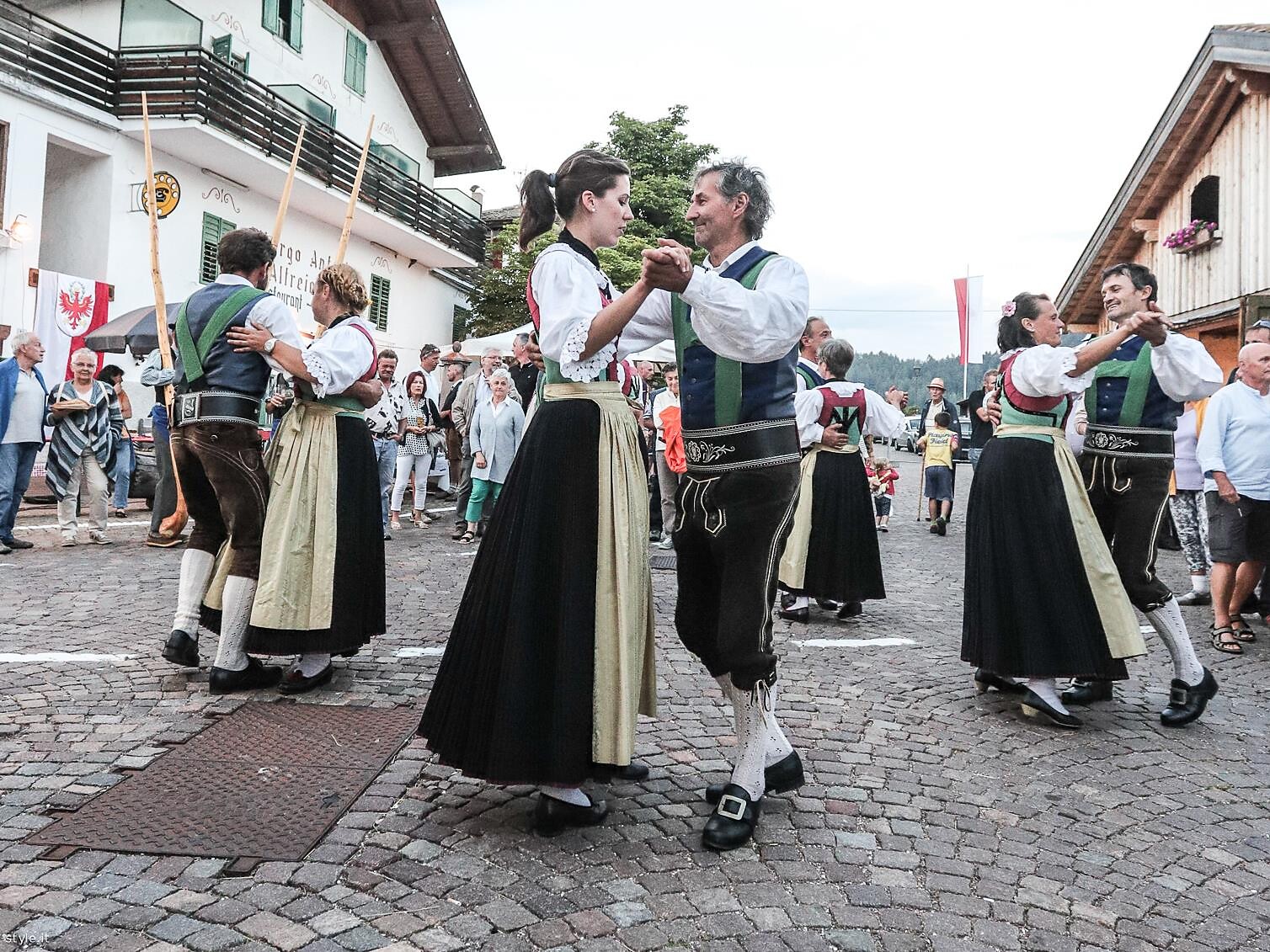 Performance by the Altrei folk dance group -  - #1 - suedtirol.info