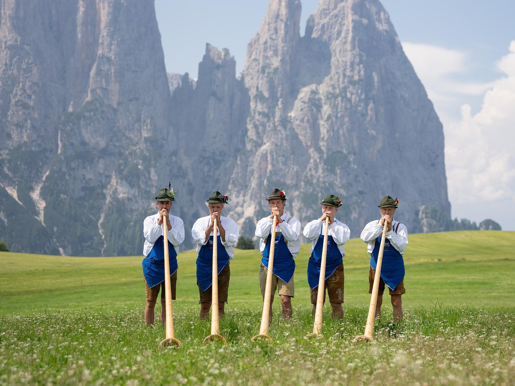 Auftritt der Alphornbläser bei der Arnika Hütte - Dolomitenregion Seiser Alm - #1 - suedtirol.info