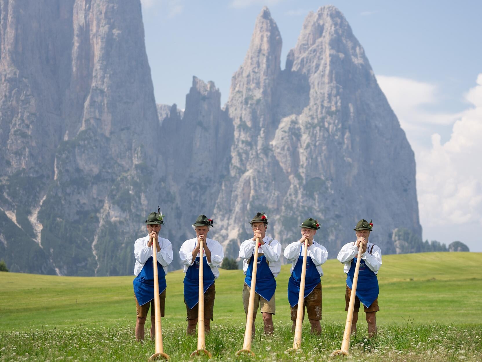 Concerto dei suonatori di corno alpino alla Malga Schgaguler - Regione dolomitica Alpe di Siusi - #1 - suedtirol.info