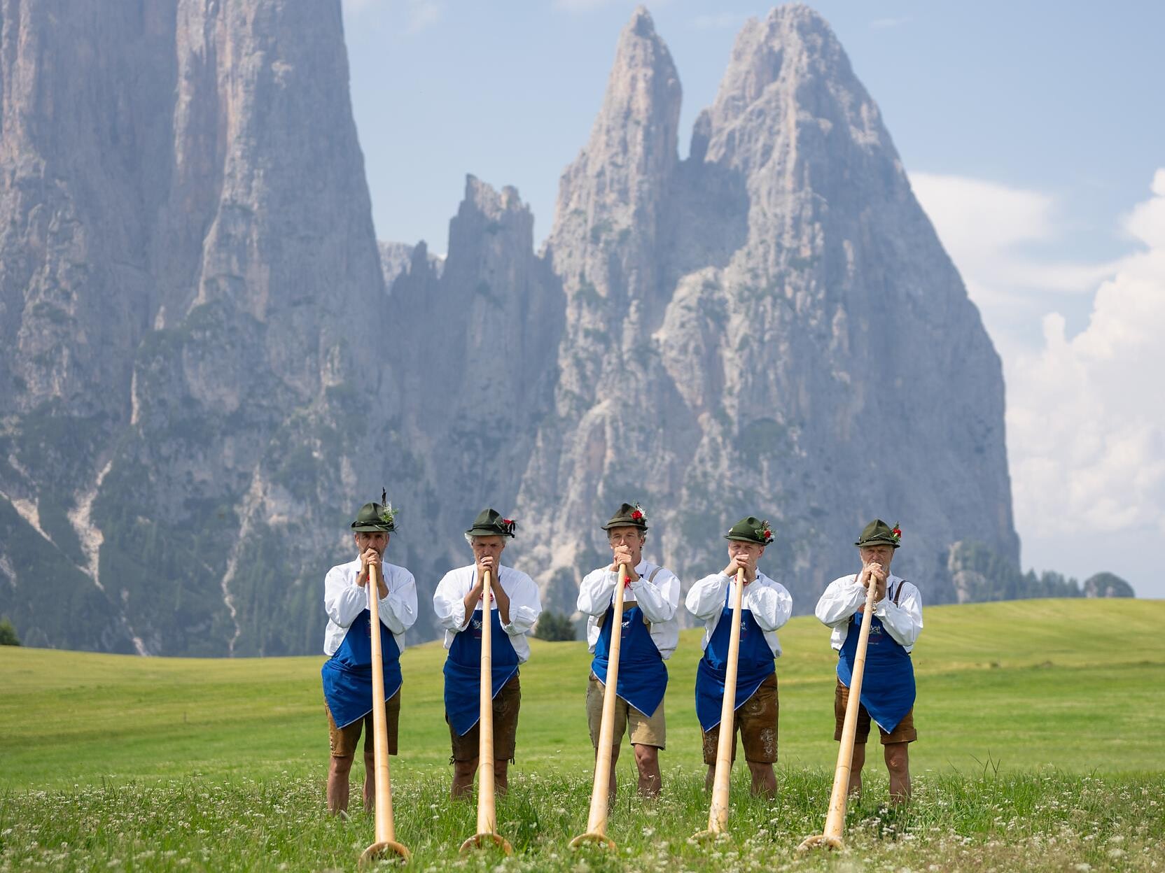 Concerto dei suonatori di corno alpino alla Baita Saltner Tschapit - Regione dolomitica Alpe di Siusi - #1 - suedtirol.info