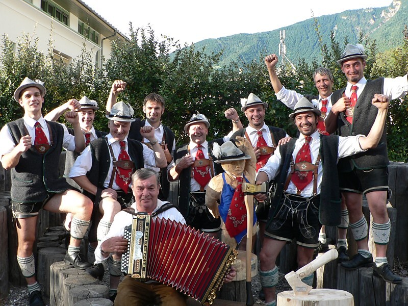 Abendauftritt der Schuhplattler Prad Schlanders 1 suedtirol.info