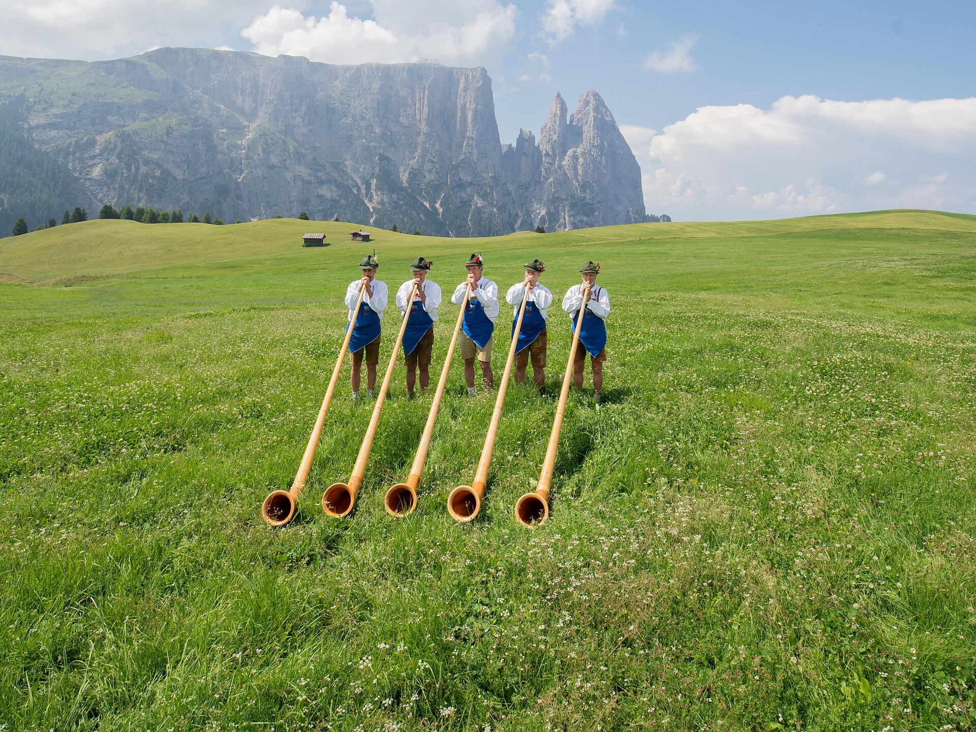 Concerto dei suonatori di corno alpino alla Malga Saltner Saltria - Regione dolomitica Alpe di Siusi - #1 - suedtirol.info