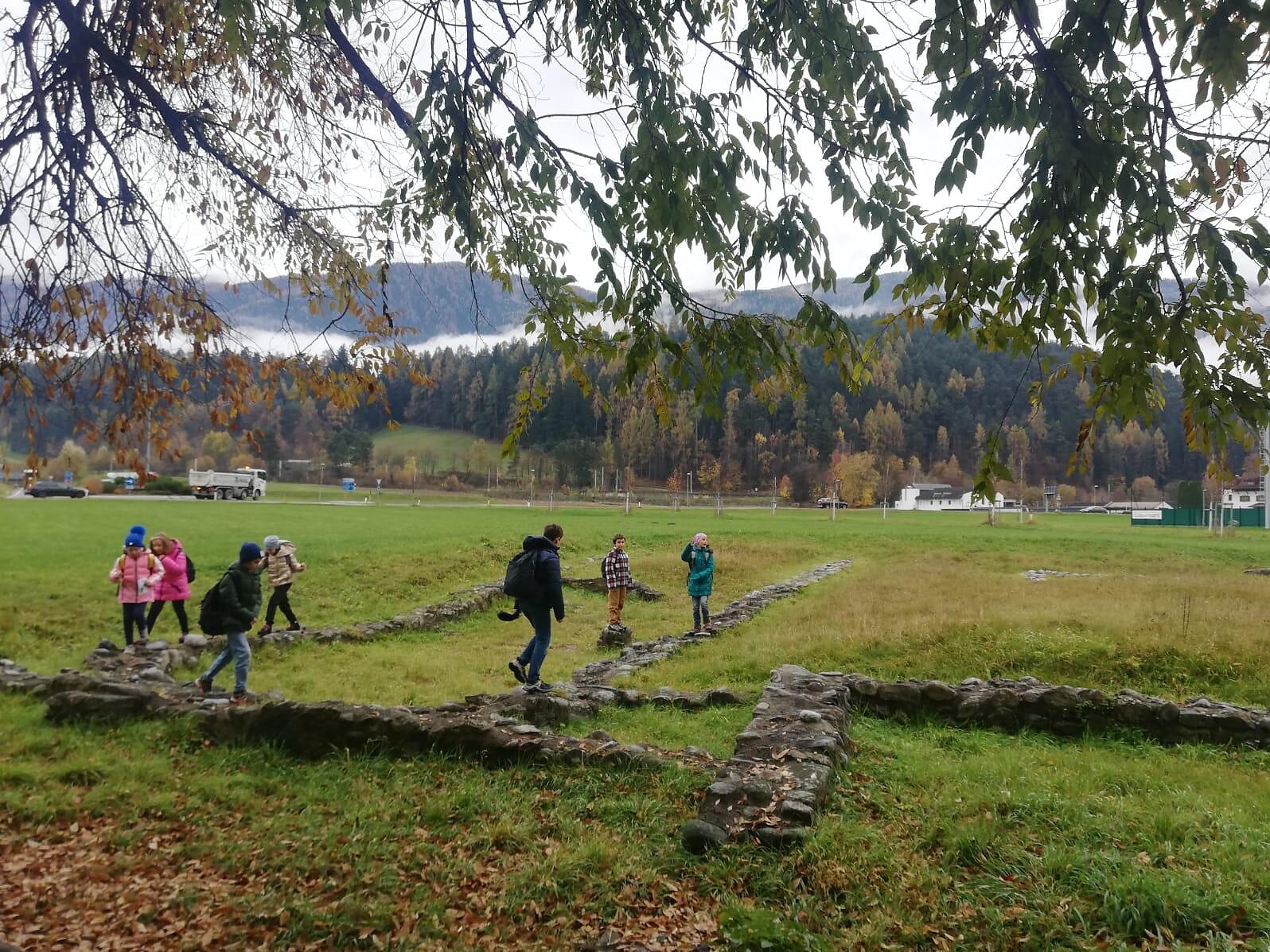 Archäologische Exkursion im Mansio Sebatum - Dolomitenregion Kronplatz - #1 - suedtirol.info