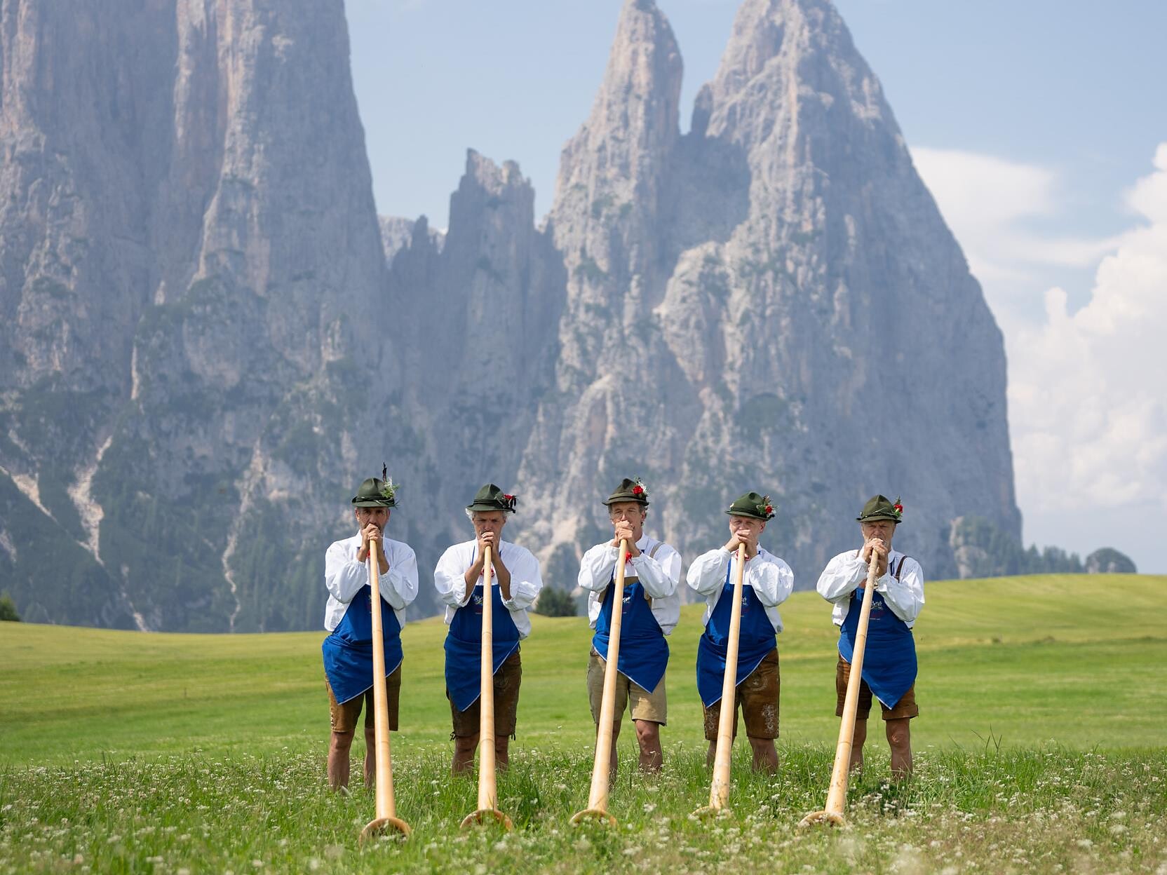 Auftritt der Alphornbläser beim Hotel Goldknopf - Dolomitenregion Seiser Alm - #1 - suedtirol.info