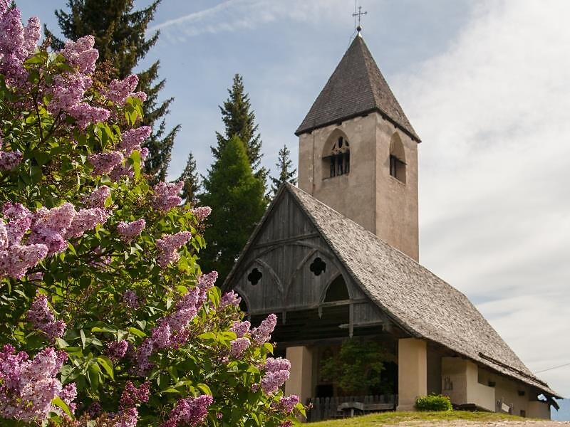 Abendwanderung zum St. Helena Kirchlein - Dolomitenregion Eggental - #2 - suedtirol.info