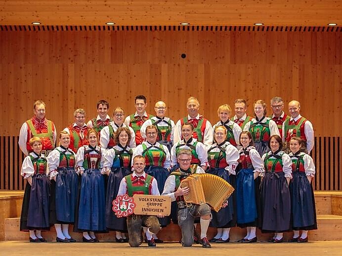 Auftritt der Volkstanzgruppe Innichen | Bandltanz & Kindertanz - Dolomitenregion 3 Zinnen - #1 - suedtirol.info
