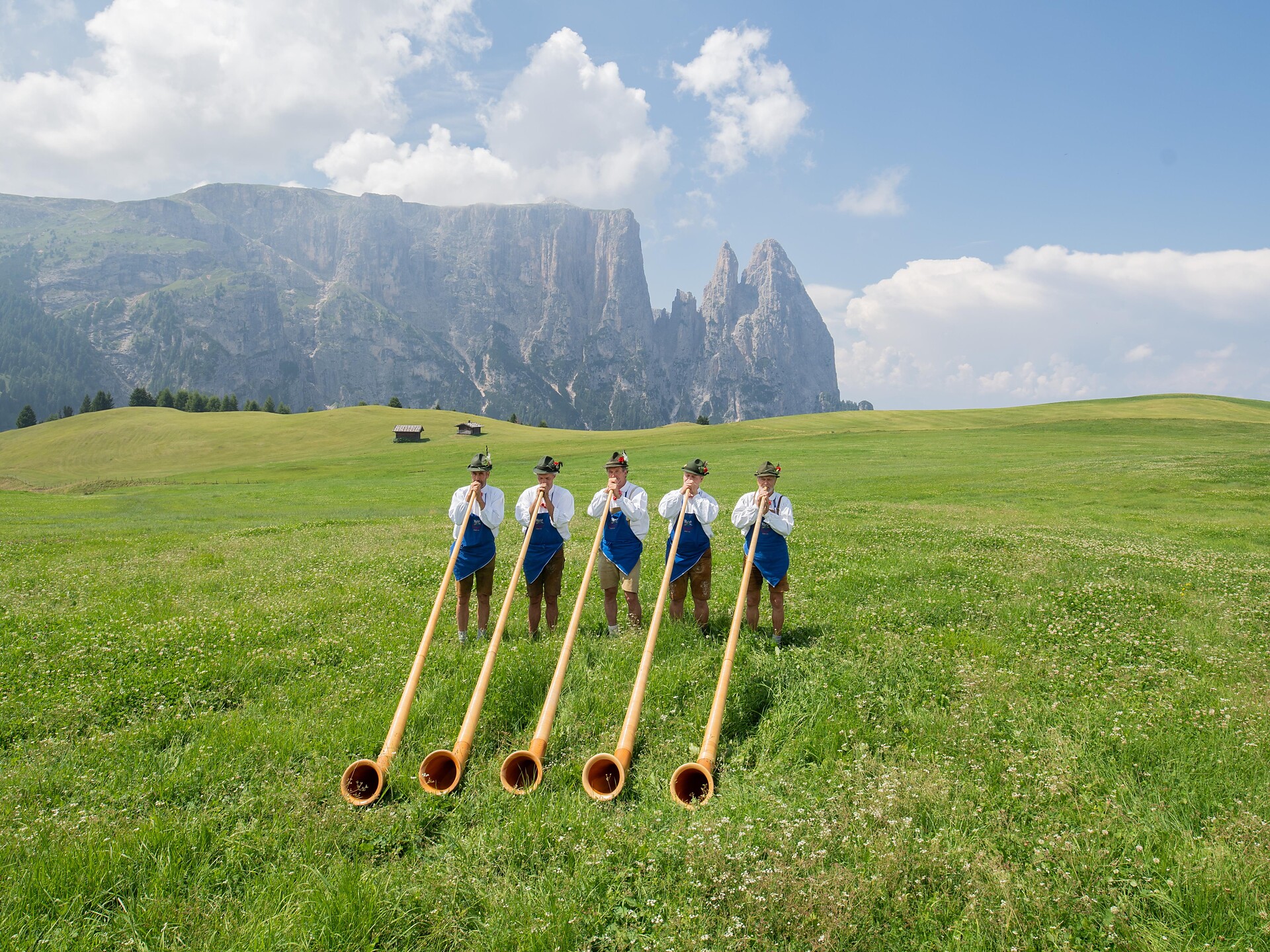 Auftritt der Alphornbläser bei der Laranzer Schwaige - Dolomitenregion Seiser Alm - #1 - suedtirol.info