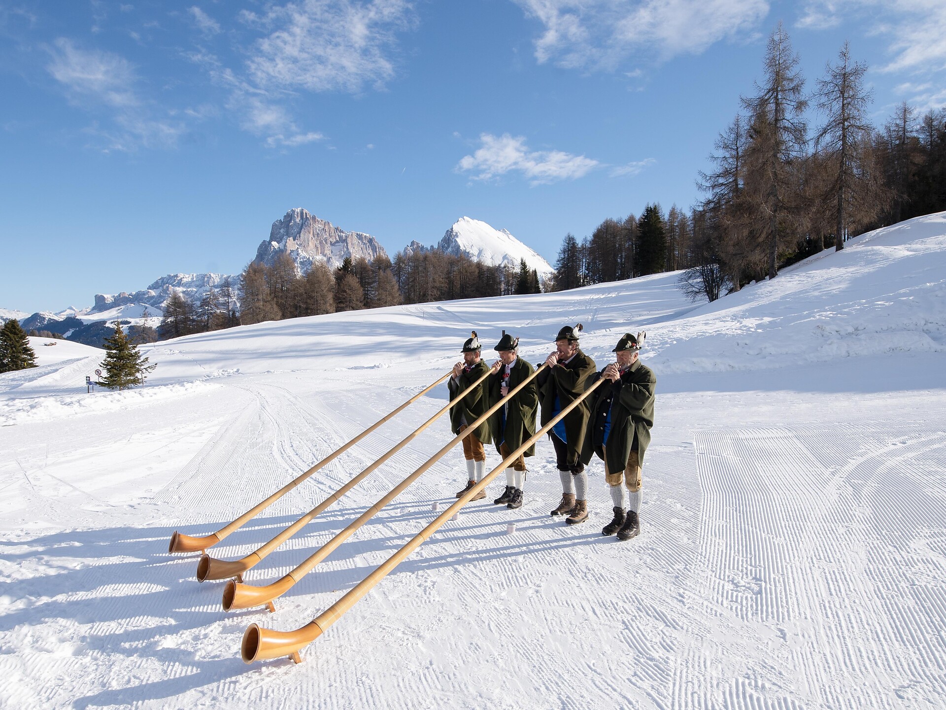 Concerto dei suonatori di corno alpino Hotel Goldknopf - Regione dolomitica Alpe di Siusi - #1 - suedtirol.info