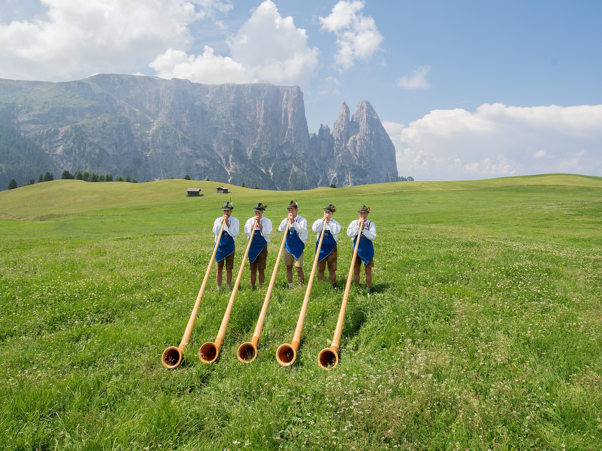 Auftritt der Alphornbläser bei der Tschötsch Alm - Dolomitenregion Seiser Alm - #1 - suedtirol.info