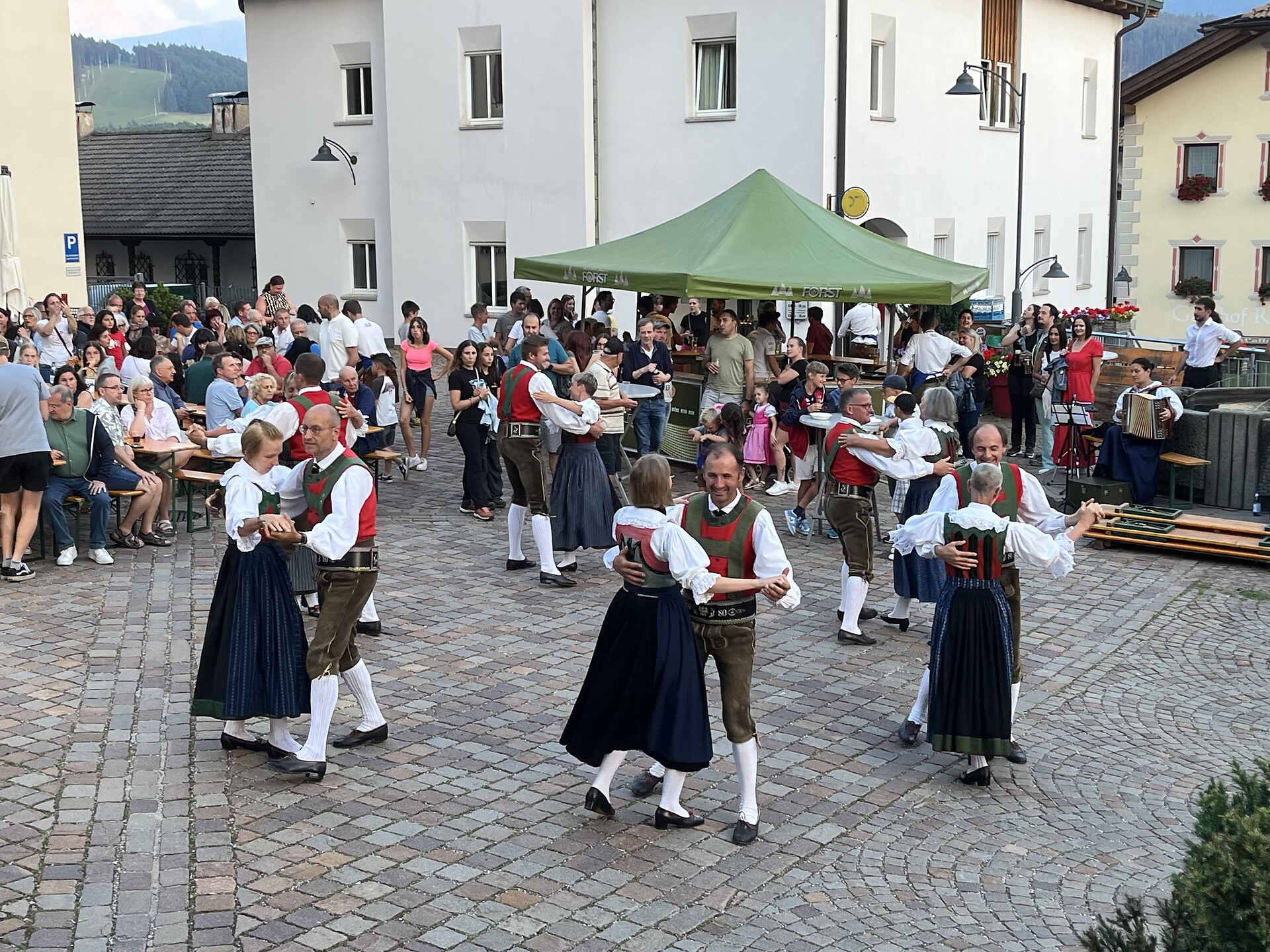 Ballo del gruppo folcloristico - Regione dolomitica Val d'Ega - #1 - suedtirol.info