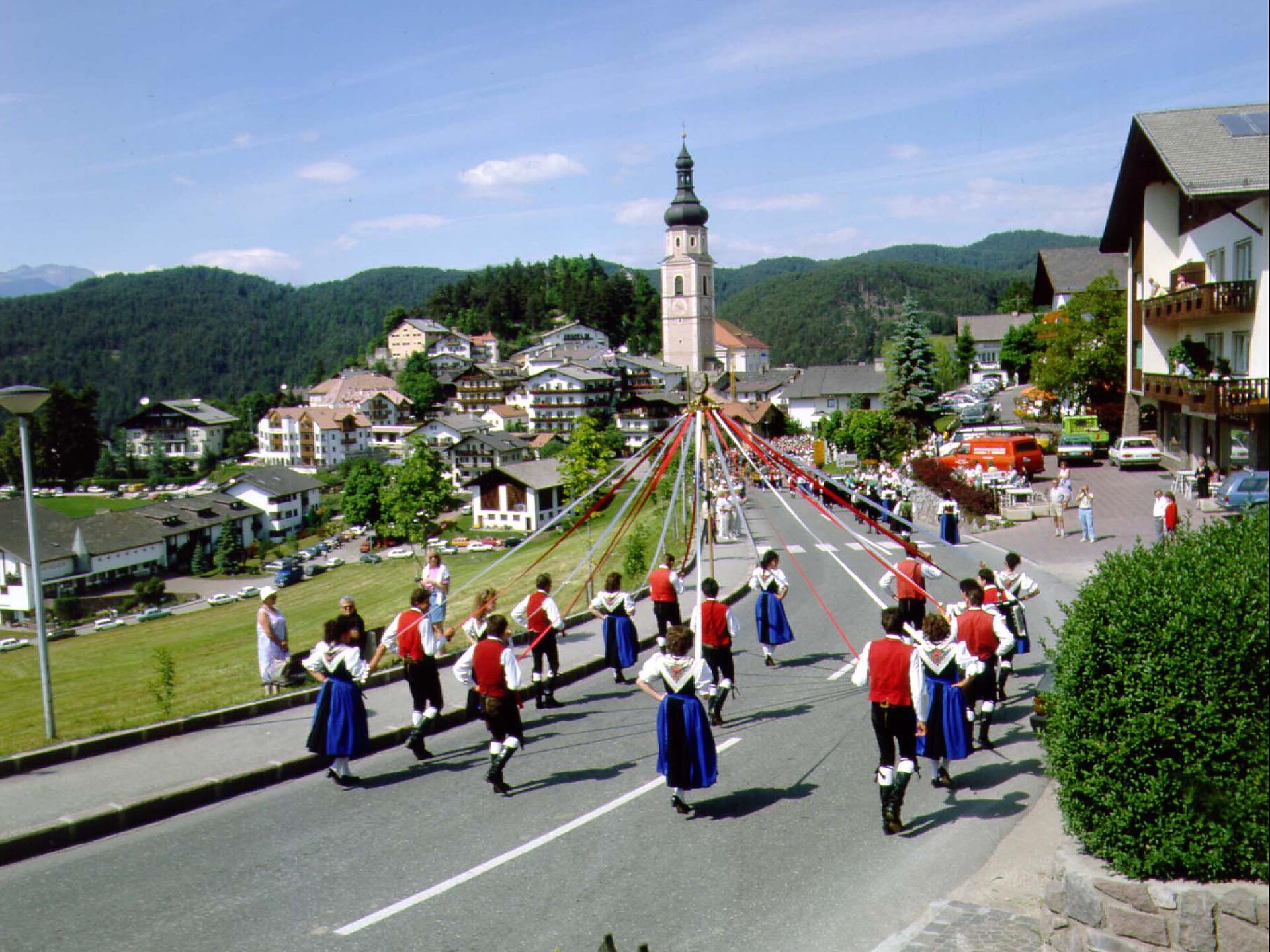 Auftritt der Volkstanzgruppe Kastelruth Kastelruth 1 suedtirol.info
