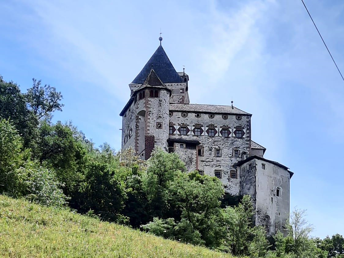 Escursione guidata sulle tracce dei menestrelli con visita del castel forte Laion 3 suedtirol.info
