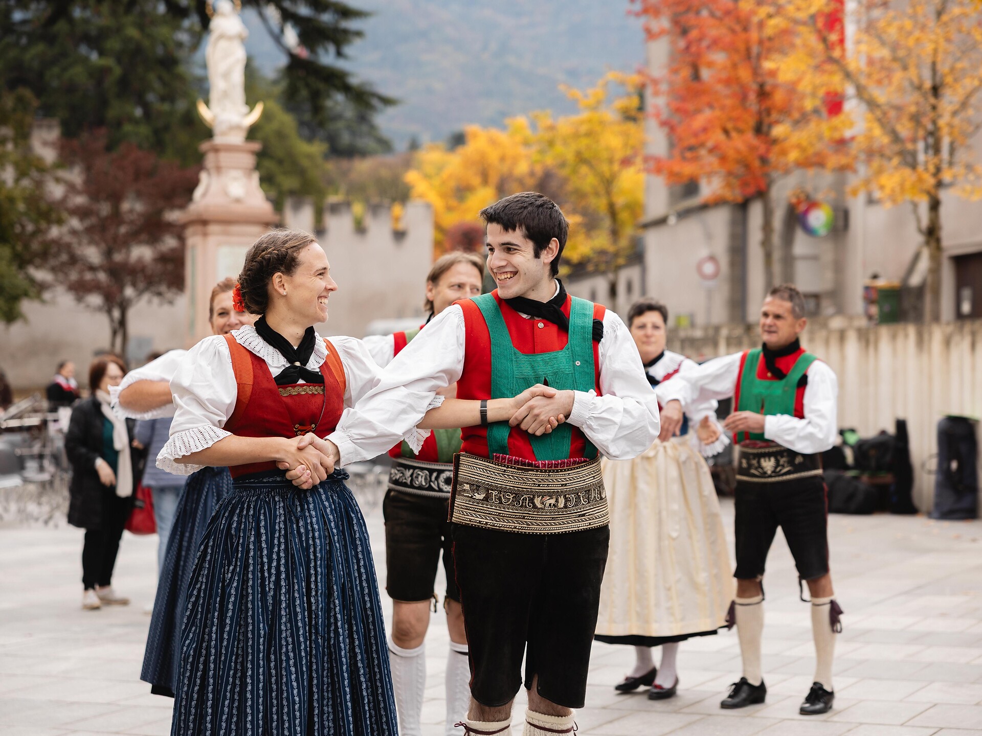 Esibizione del gruppo di ballo popolare di Maia Bassa - Merano e dintorni - #1 - suedtirol.info