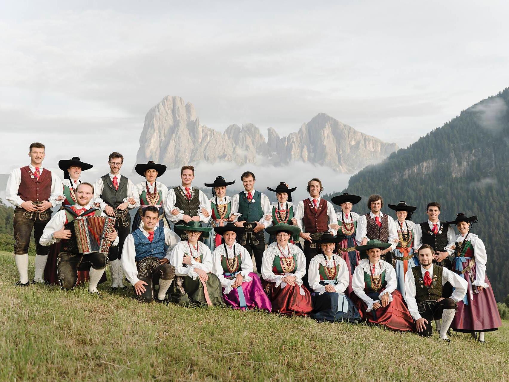 Performance by the folk dance group St. Ulrich Kastelruth/Castelrotto 1 suedtirol.info