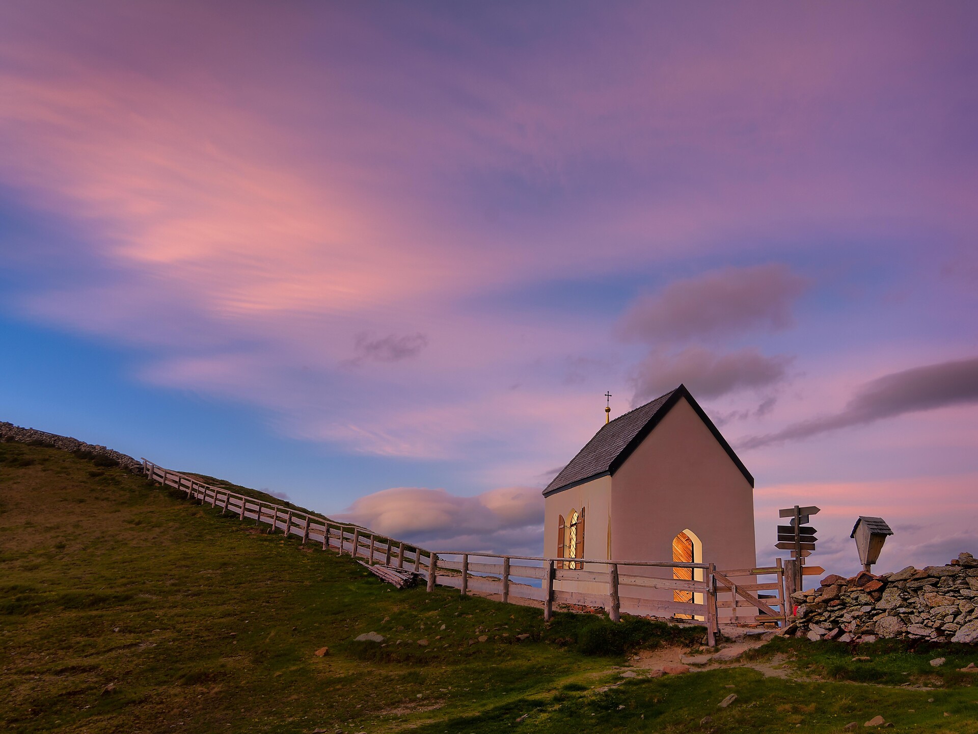 Almleuchten-Sonnenaufgangswanderung zum Totenkirchlein auf der Villanderer Alm Villanders 1 suedtirol.info