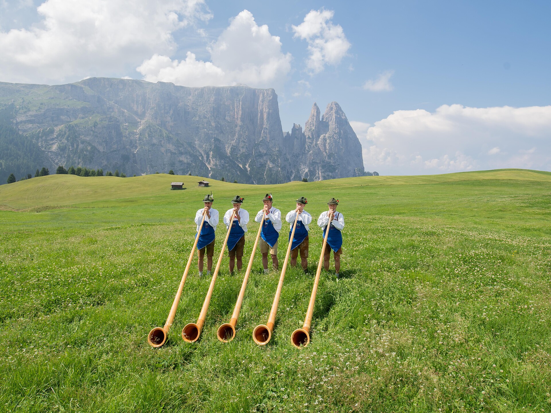 Concert of the traditional alphorn players at the Zallinger. - Dolomites Region Seiser Alm - #1 - suedtirol.info
