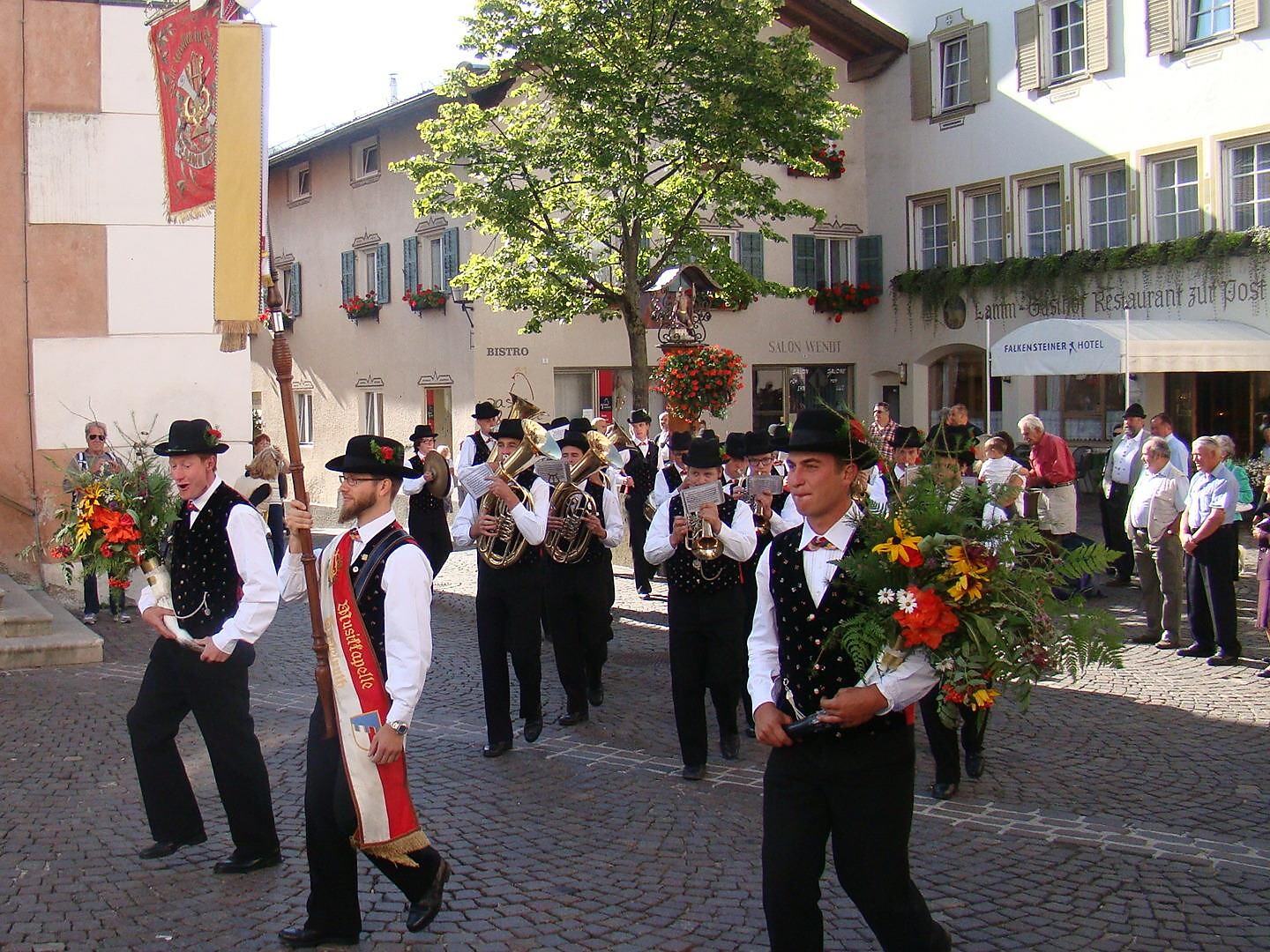 Festa dei "giovani ragazzi" - Festa mattutino - Regione dolomitica Alpe di Siusi - #1 - suedtirol.info