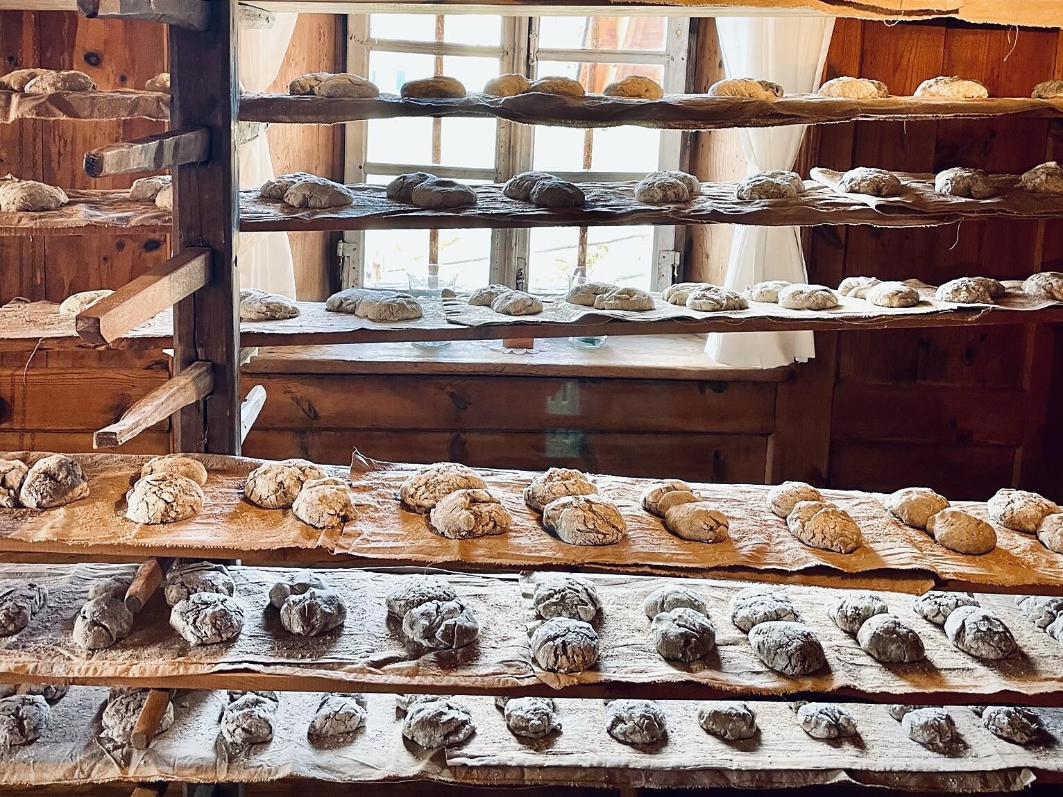 Brotbacken beim Tholerhof in Aschbach Algund 1 suedtirol.info