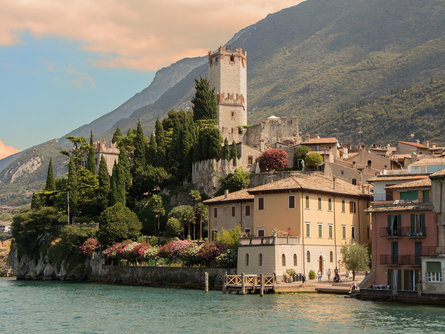 Bus excursion: Lake Garda – romantic and southern flair Schenna/Scena 1 suedtirol.info