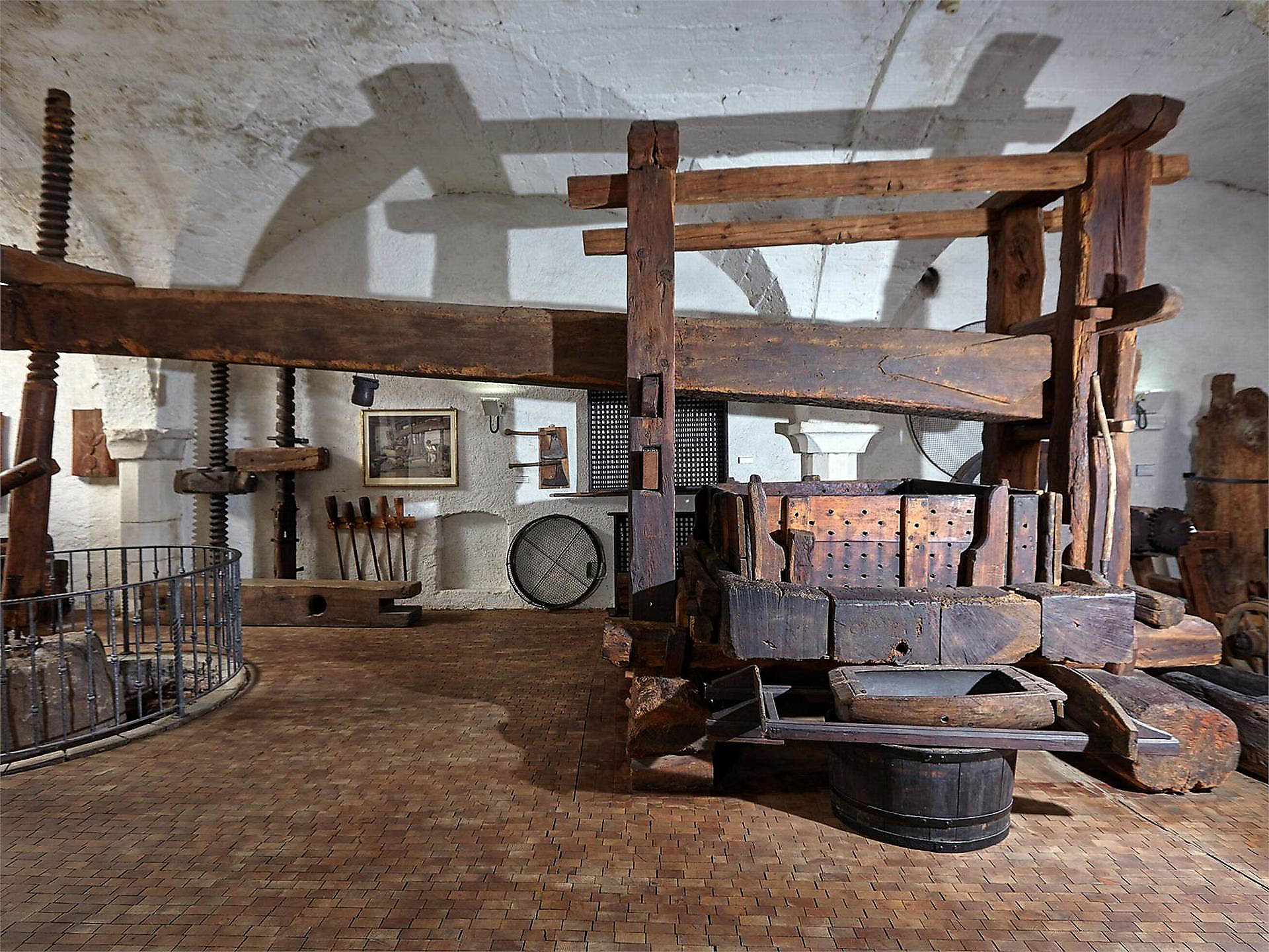 Besuch des Südtiroler Weinmuseums mit einem Glas Kalterersee - Südtiroler Weinstraße - #3 - suedtirol.info