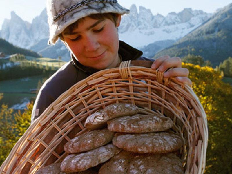 Baking bread at the farm Villnöss/Funes 2 suedtirol.info