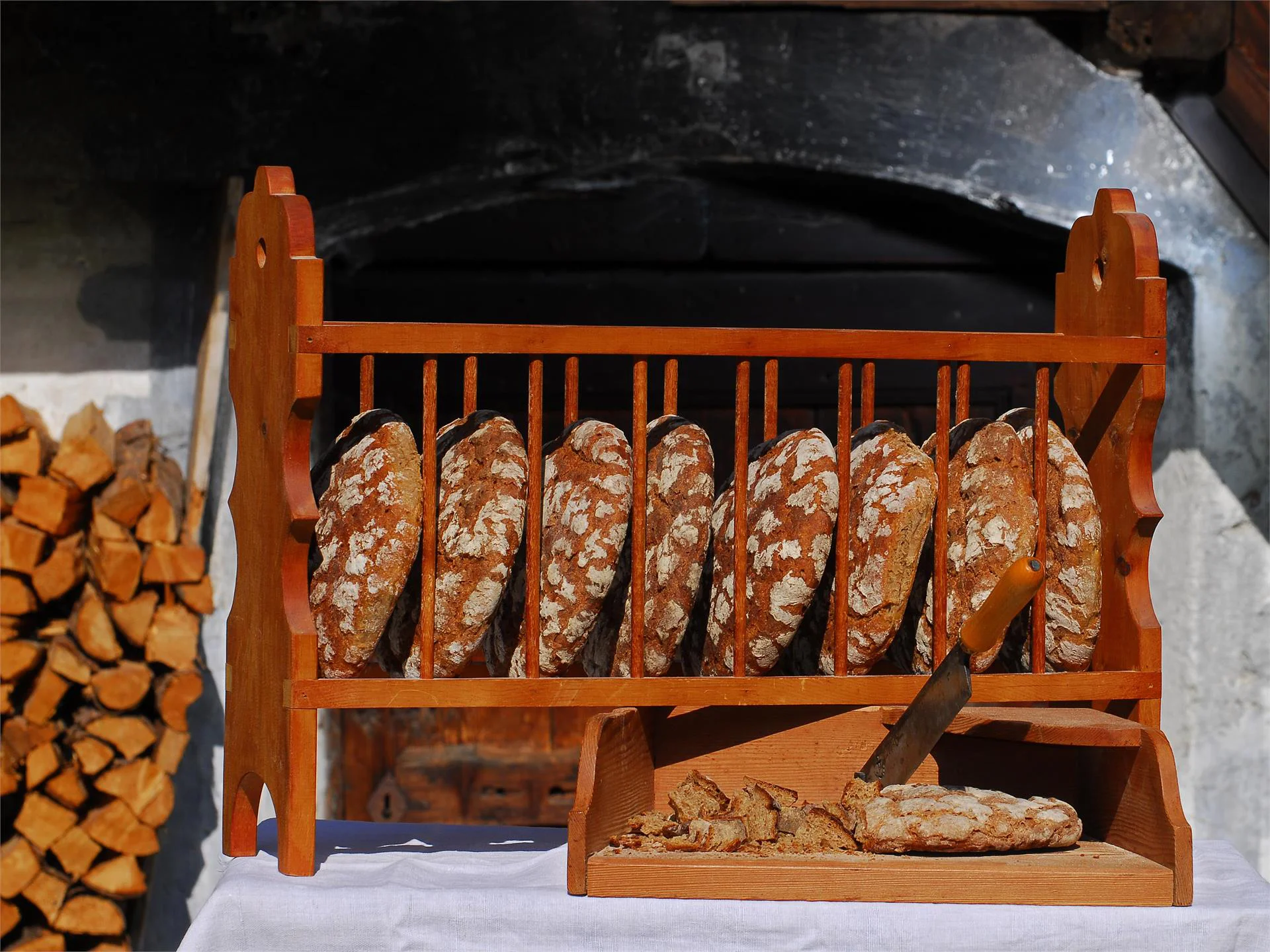 Degustazione e vendita di pane tipico tirolese presso la Malga Ausserweger Rasun Anterselva 1 suedtirol.info