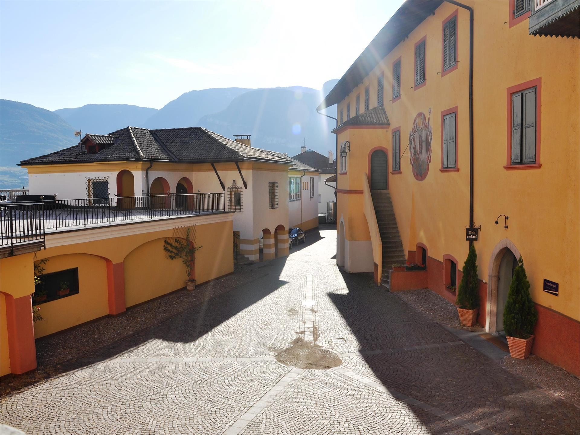 Betriebsbesichtigung im Weingut Elena Walch Tramin an der Weinstraße 3 suedtirol.info