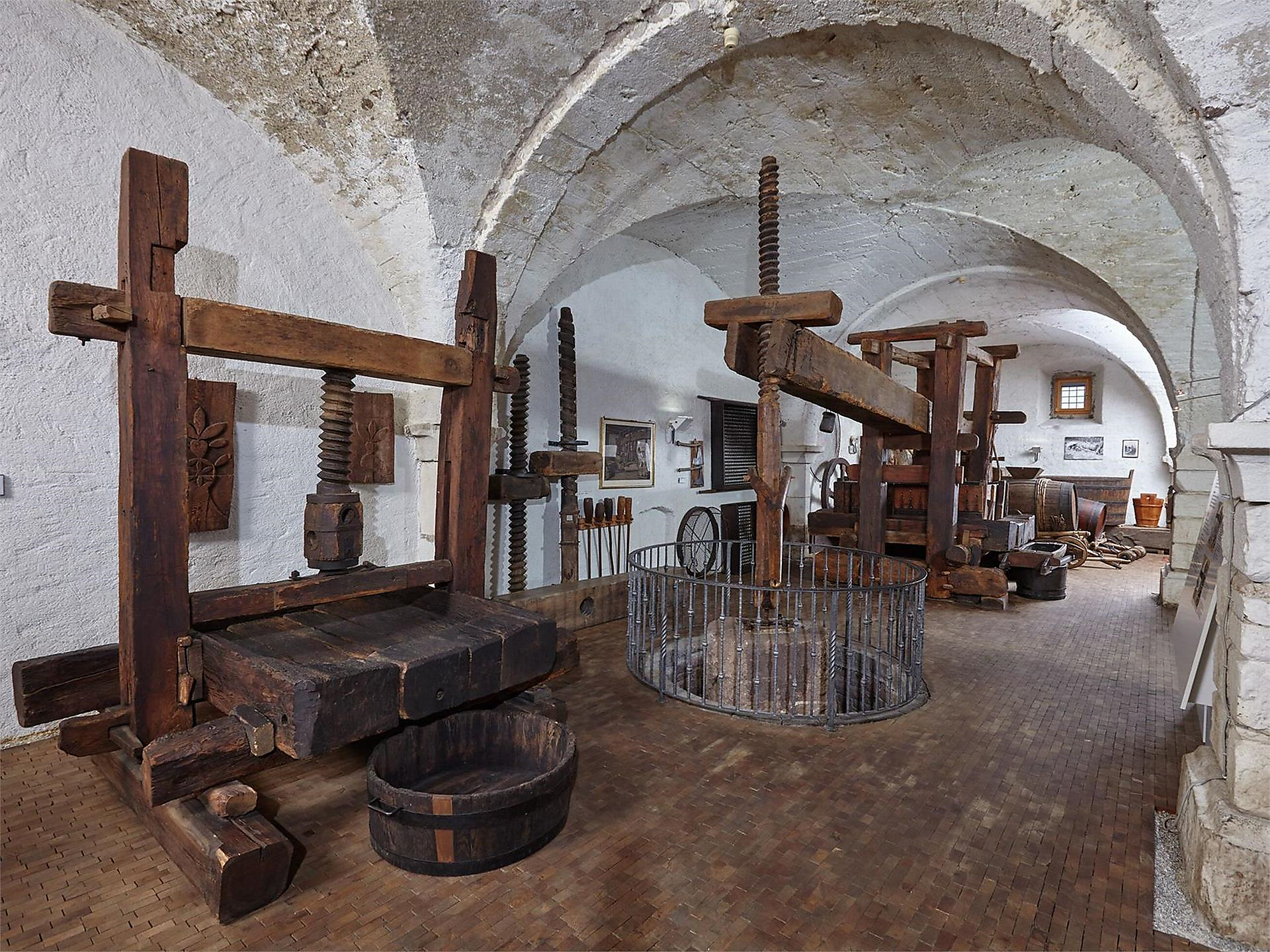 Besuch des Südtiroler Weinmuseums mit einem Glas Kalterersee 2025 Kaltern an der Weinstraße 2 suedtirol.info