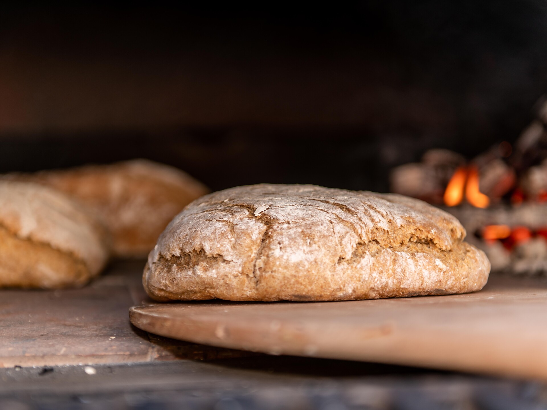 Infornare il pane al maso Niederwieshof Laces 1 suedtirol.info