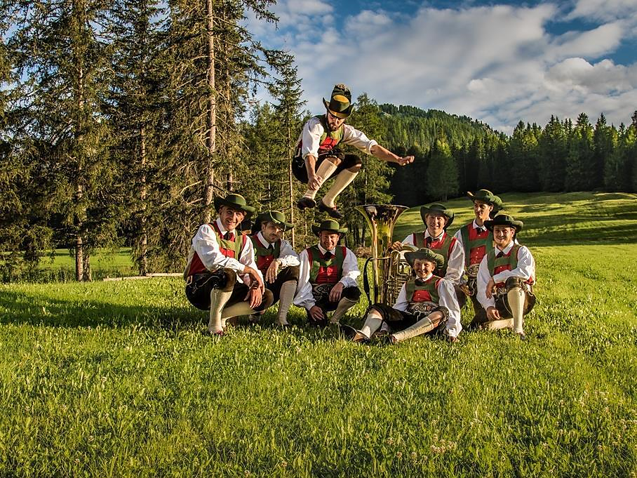 Conzert d'aisciöda - Concert by the San Cassiano music band Badia 3 suedtirol.info