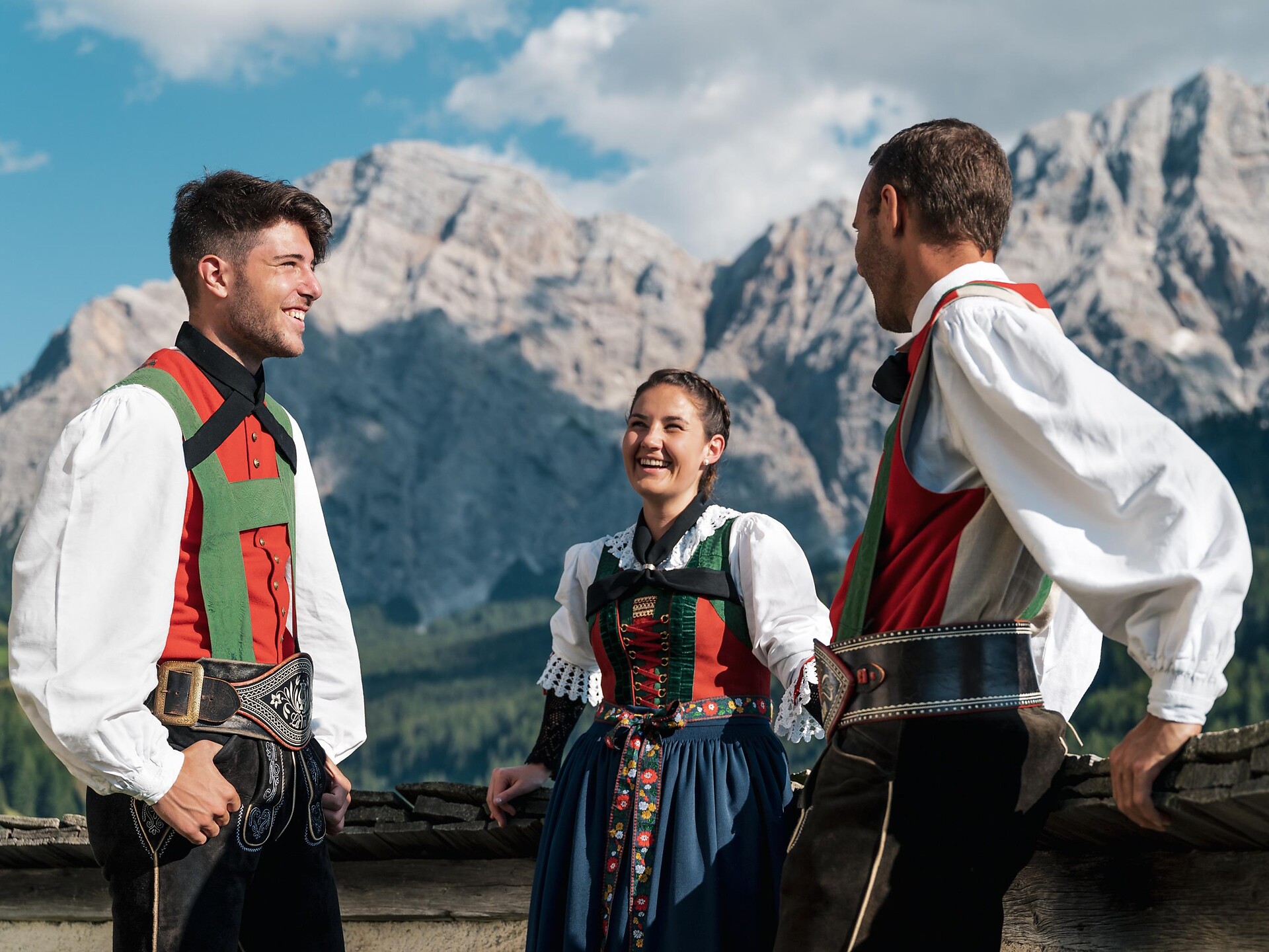 Cianté y soné sön munt - Cantando e suonando per rifugi La Val 2 suedtirol.info