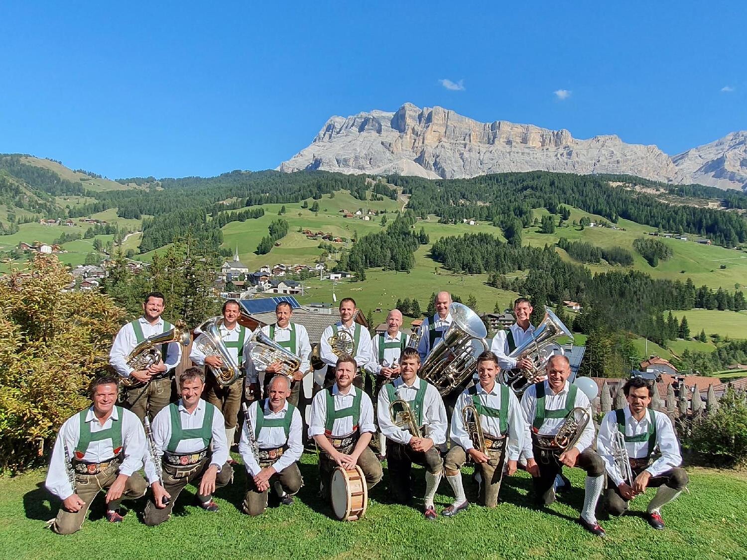 Cianté y soné sön munt - Cantando e suonando per rifugi Badia 3 suedtirol.info