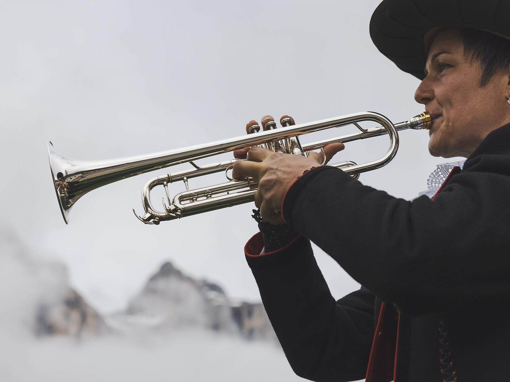 Cianté y soné sön munt - Cantando e suonando per rifugi Corvara 1 suedtirol.info