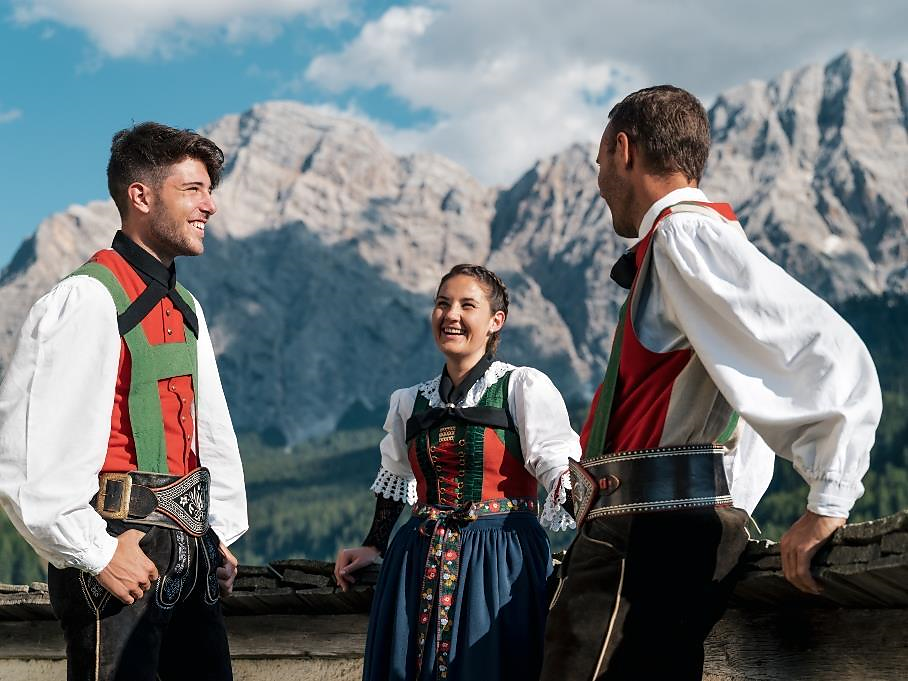 Cianté y soné sön munt - Cantando e suonando per rifugi Badia 2 suedtirol.info