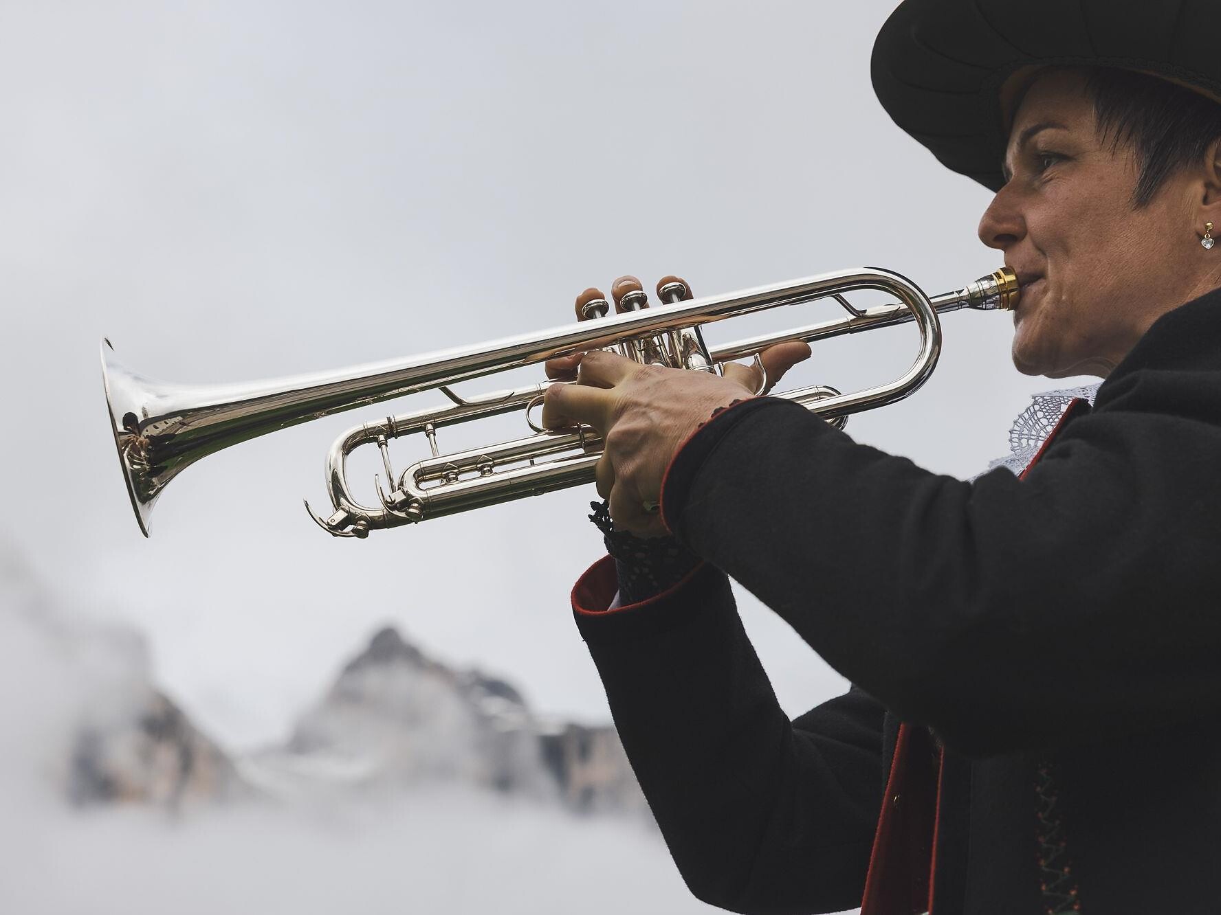 Cianté y soné sön munt - Cantando e suonando per rifugi Badia 1 suedtirol.info