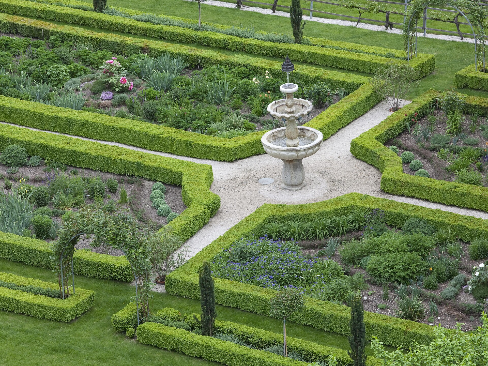 The Baroque cloister garden -  A place of tranquility, shaped over centuries. - Brixen/Bressanone and environs - #2 - suedtirol.info