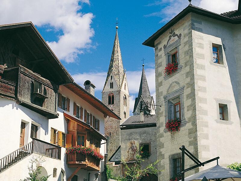 Guided tour through the centre of Villanders and the archaeological site Villanders/Villandro 1 suedtirol.info