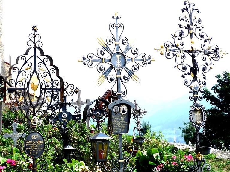 Guided tour through the centre of Villanders and the archaeological site Villanders/Villandro 2 suedtirol.info