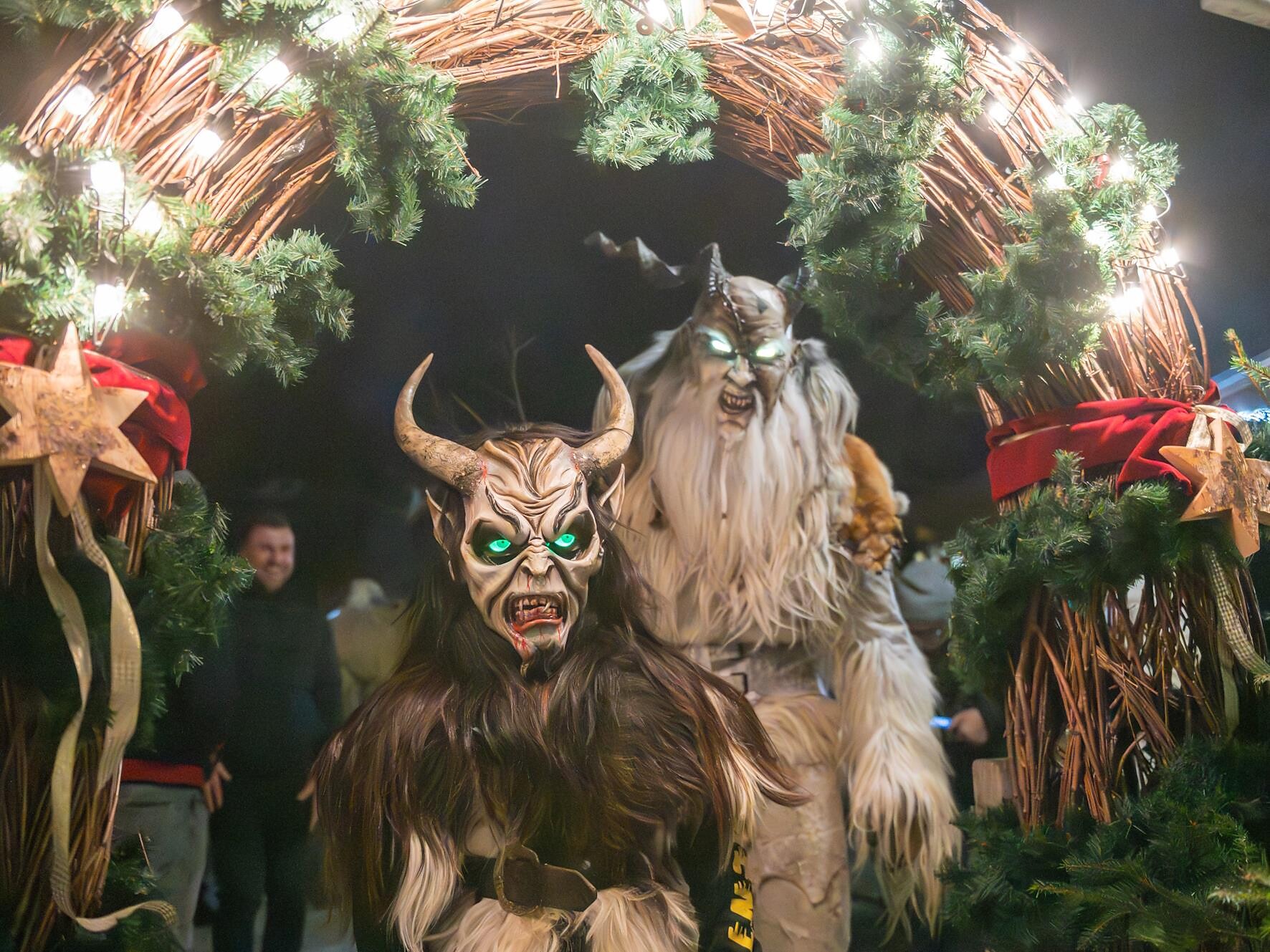 Die Krampusse auf dem Weihnachtsmarkt - Dolomitenregion Kronplatz - #3 - suedtirol.info