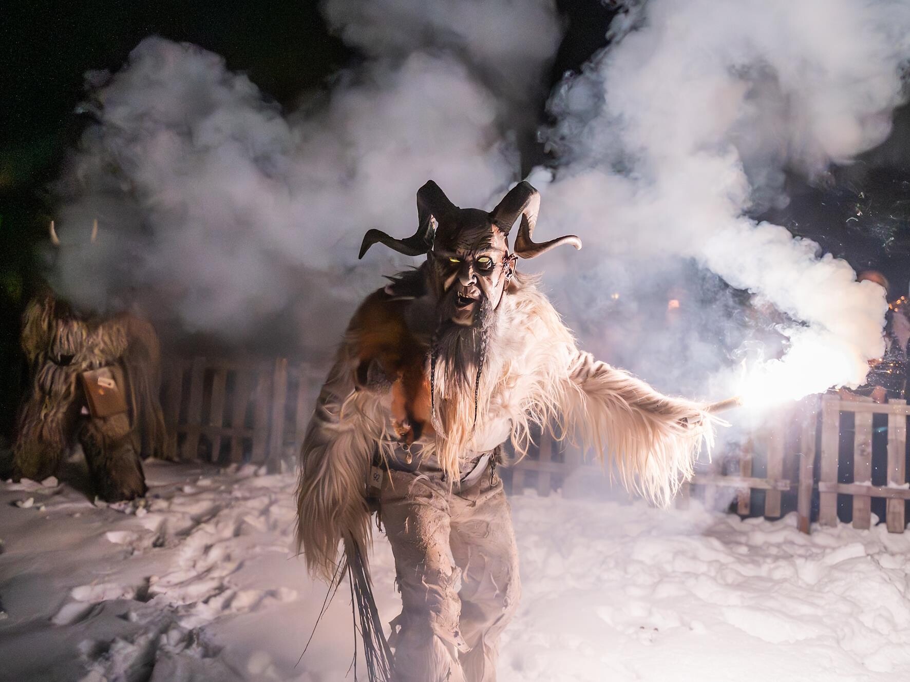 Die Krampusse auf dem Weihnachtsmarkt - Dolomitenregion Kronplatz - #1 - suedtirol.info