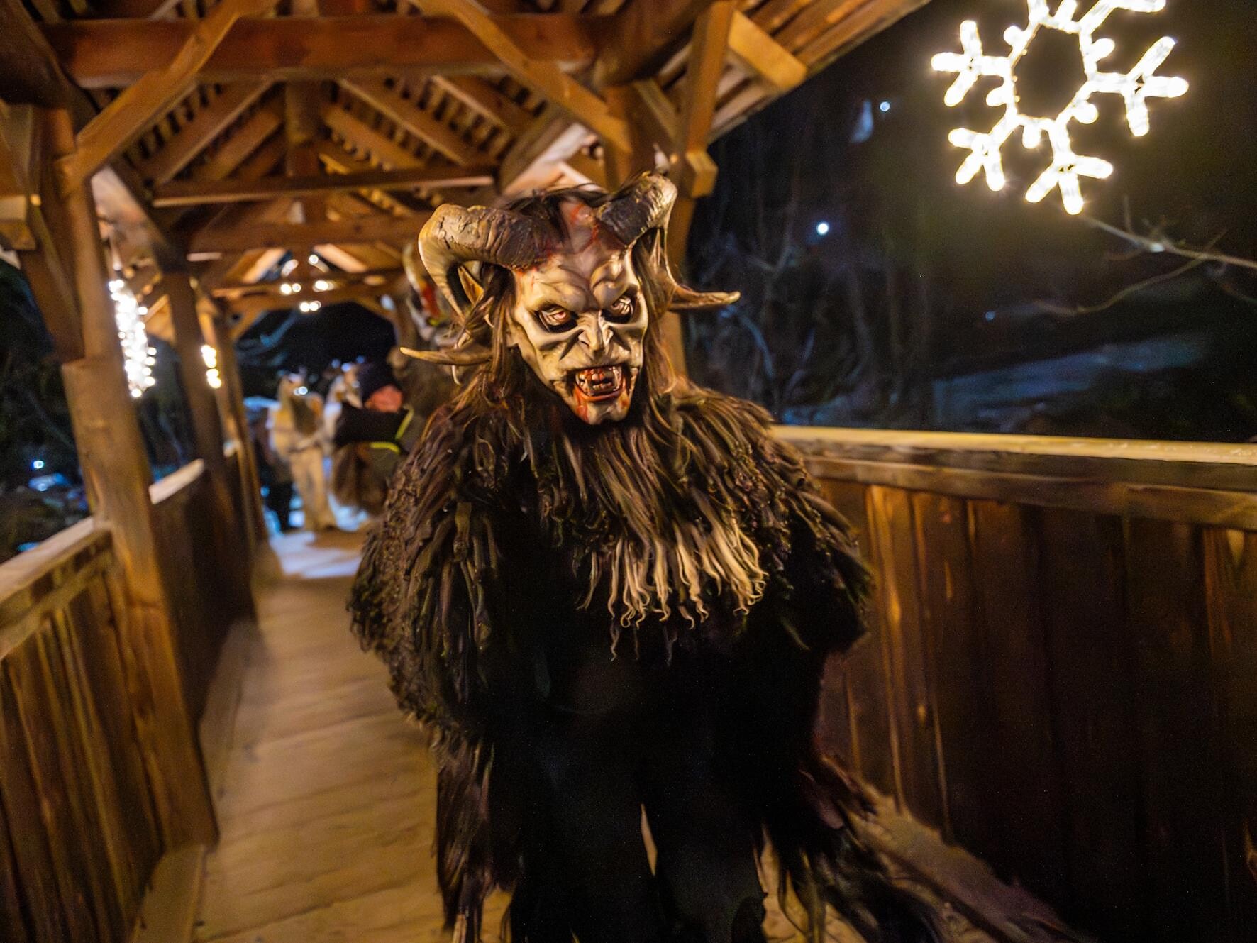 Die Krampusse auf dem Weihnachtsmarkt - Dolomitenregion Kronplatz - #2 - suedtirol.info