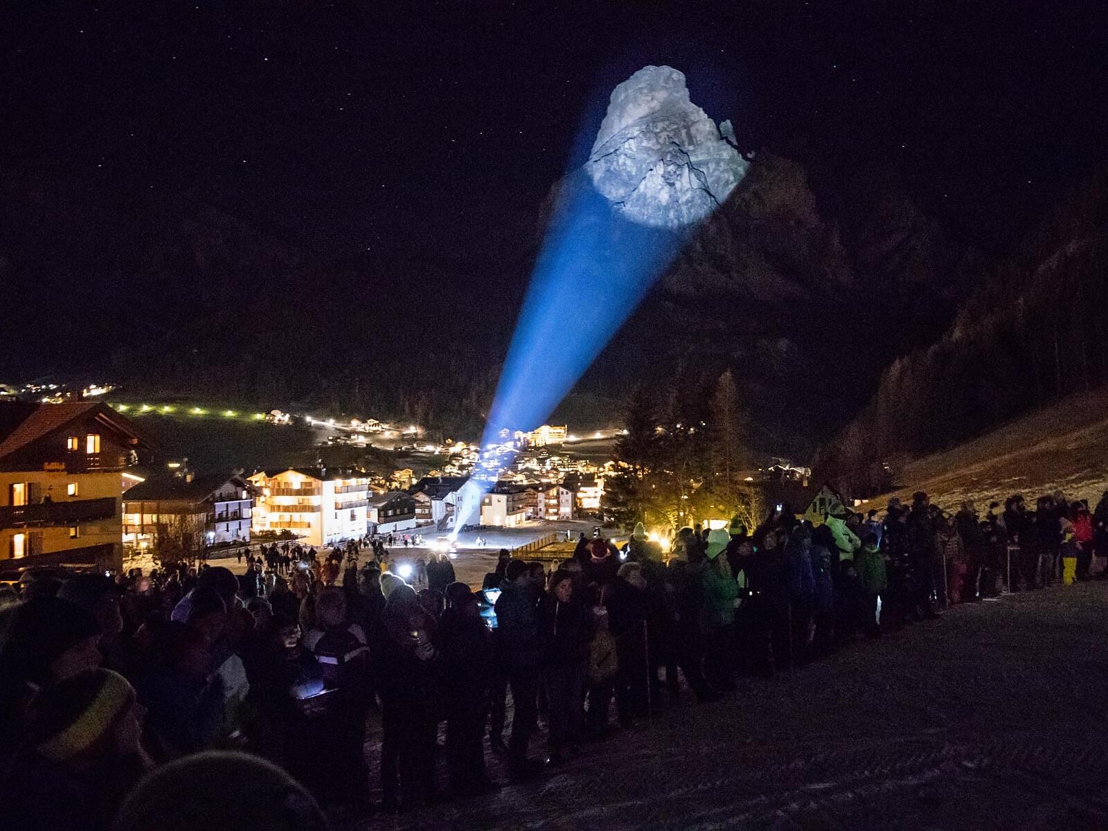 Defilada de Nanü cun i chentli - Fiaccolata e skishow di Capodanno - Regione dolomitica Alta Badia - #2 - suedtirol.info