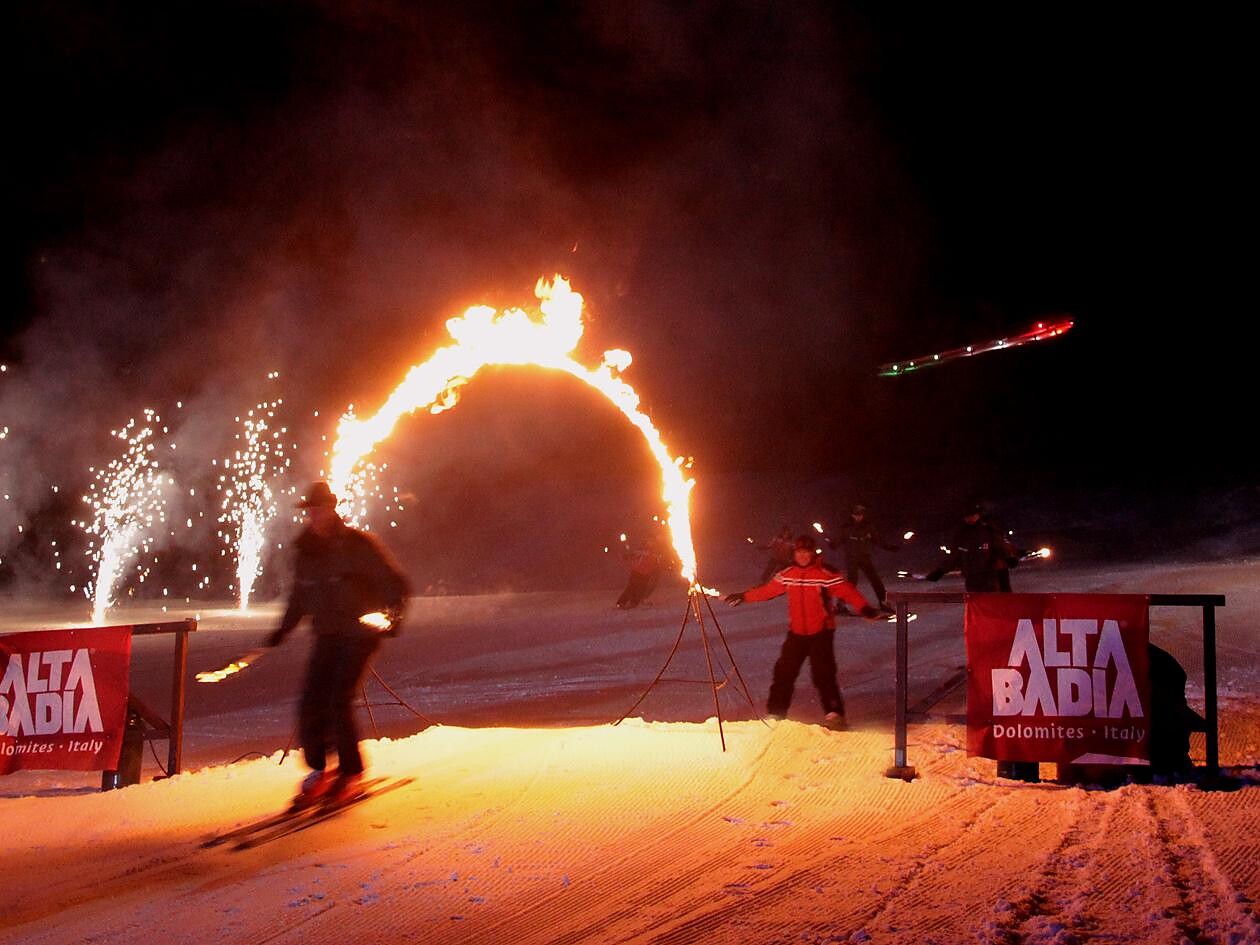 Defilada cun i chentli - Silvesterfackelzug - Dolomitenregion Alta Badia - #2 - suedtirol.info